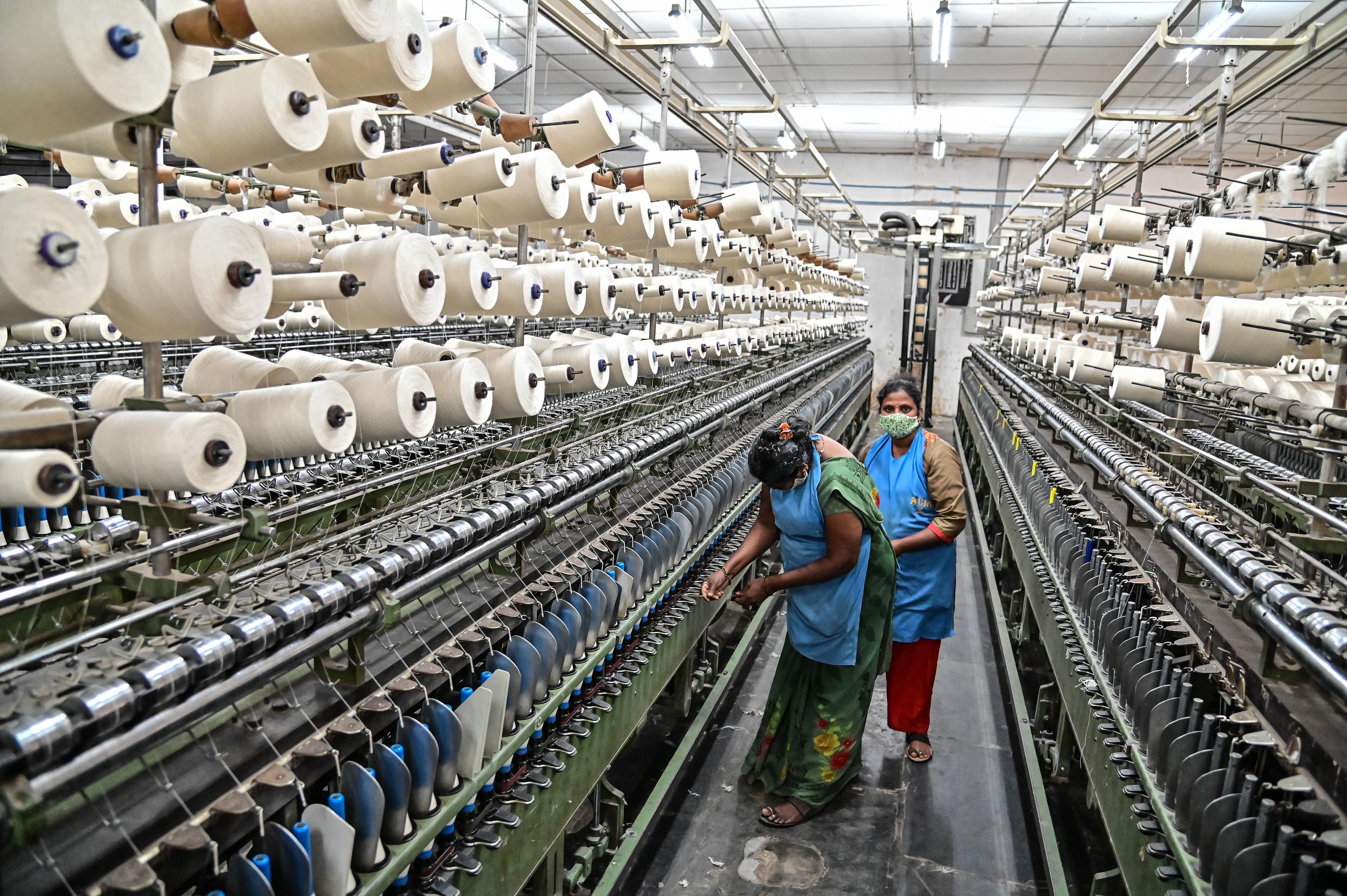 ದಾವಣಗೆರೆಯ ಹೊರವಲಯದಲ್ಲಿದ್ದ ಆಂಜನೇಯ ಕಾಟನ್‌ ಮಿಲ್‌ನಲ್ಲಿ ನೂಲು ಉತ್ಪಾದನೆ ಮಾಡುತ್ತಿದ್ದ ಕಾರ್ಮಿಕರು