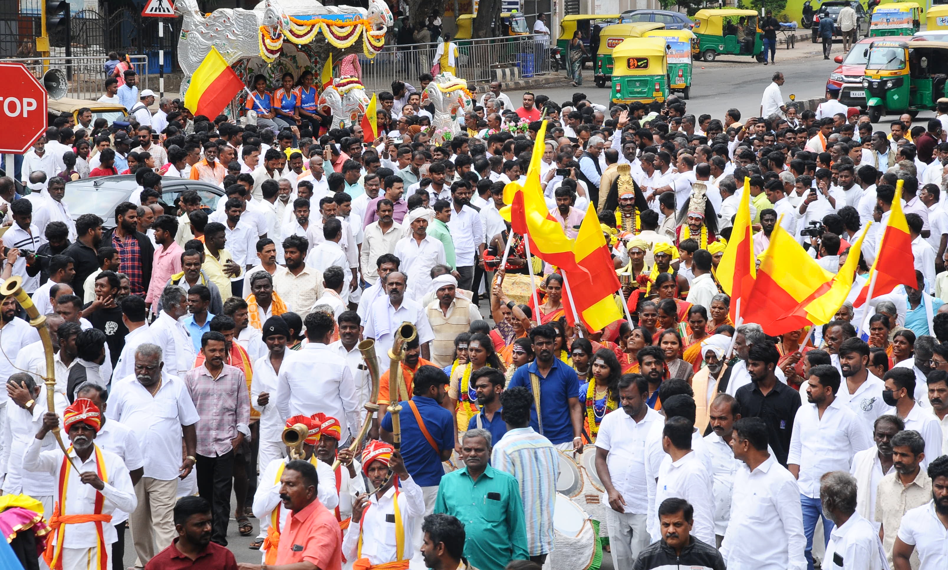 ತುಮಕೂರಿನಲ್ಲಿ ಭಾನುವಾರ ರಾಜ್ಯ ಕಾಡುಗೊಲ್ಲರ ಸಂಘದಿಂದ ಹಮ್ಮಿಕೊಂಡಿದ್ದ ಅಭಿನಂದನಾ ಸಮಾರಂಭದ ಪ್ರಯುಕ್ತ ಮೆರವಣಿಗೆ ನಡೆಯಿತು