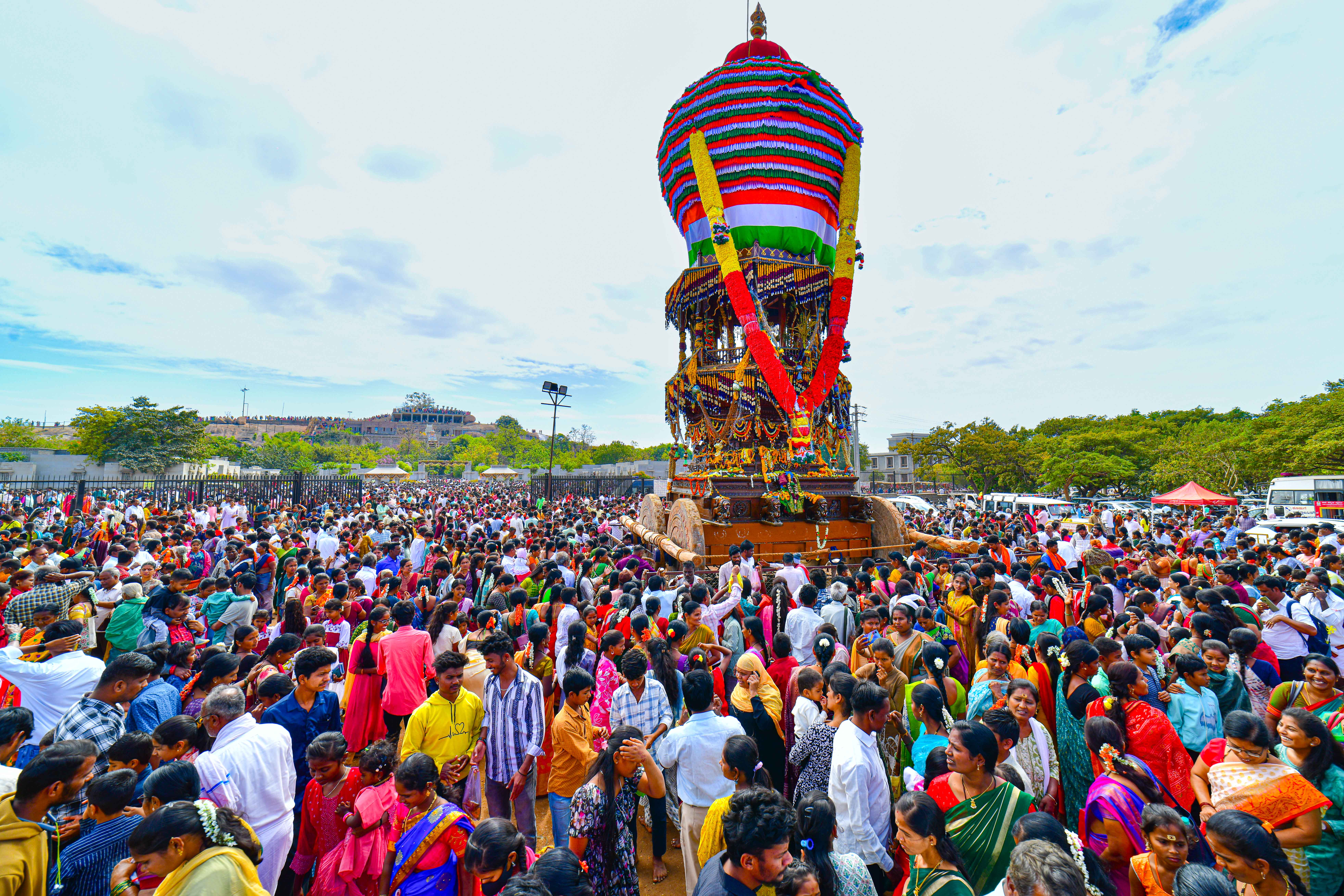 ಕೊಪ್ಪಳದ ಗವಿಸಿದ್ಧೇಶ್ವರರ ತೇರಿಗೆ ಭಾನುವಾರ ಕಾಯಿ ಒಡೆಸುವಲ್ಲಿ ಕಂಡ  ಭಕ್ತರ ದಂಡು