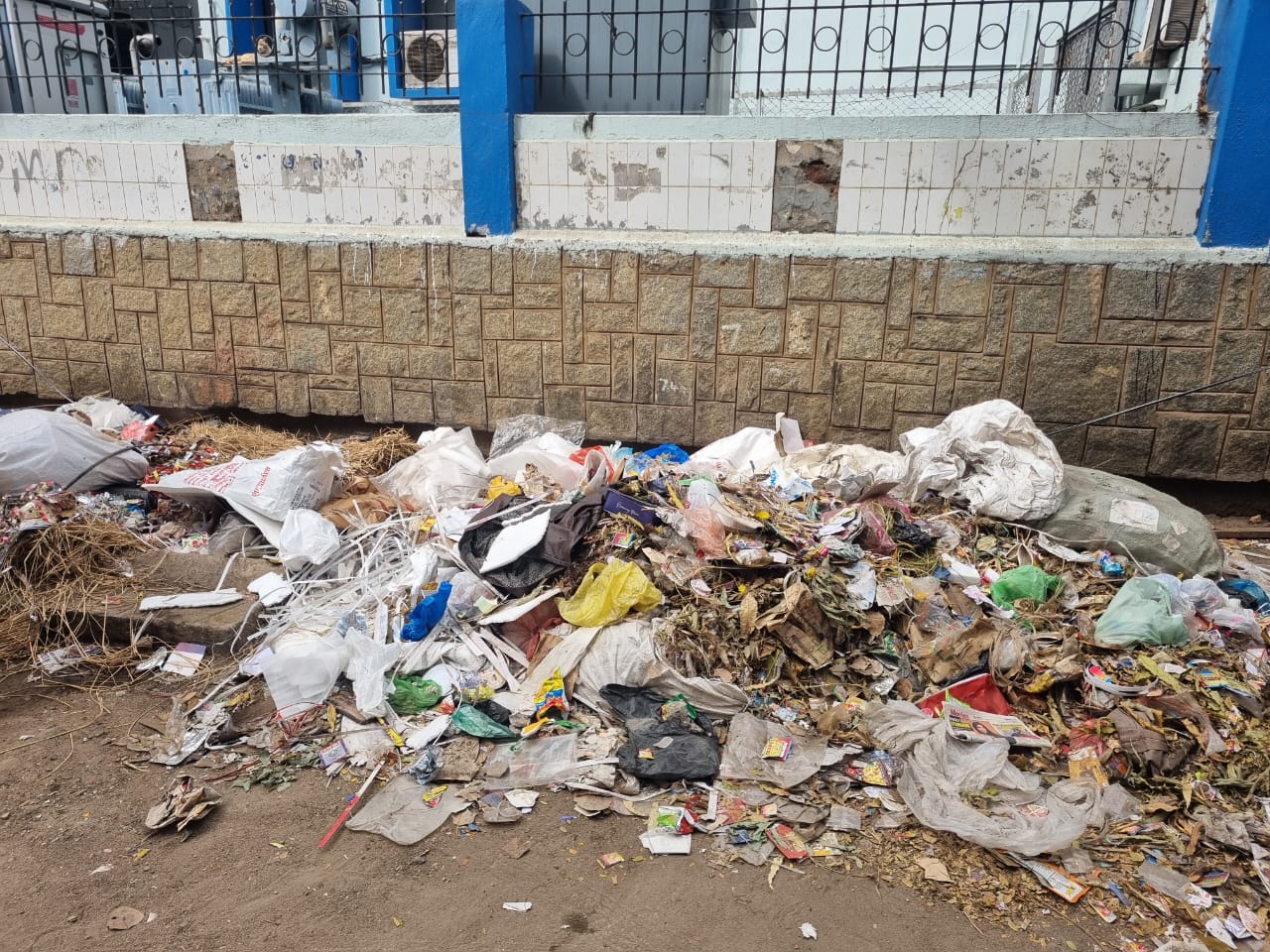 ಪಾದಚಾರಿ ಮಾರ್ಗದಲ್ಲಿ ಹಾಕಿರುವ ಕಸದ ರಾಶಿ 