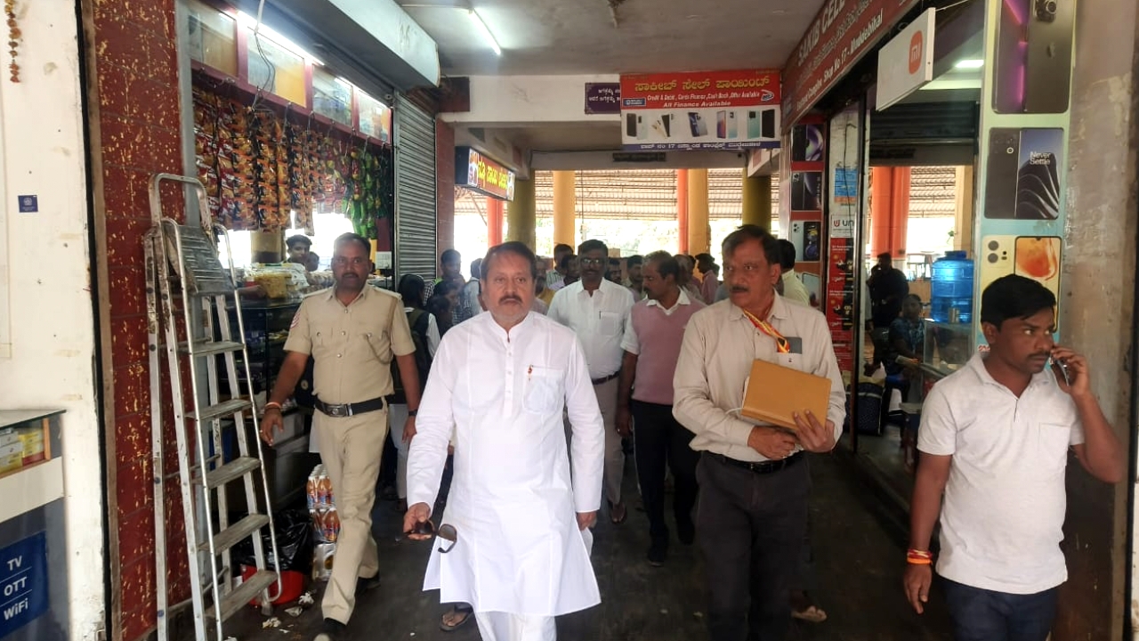 ಮುದ್ದೇಬಿಹಾಳ: ಅಧಿಕಾರಿಗಳೊಂದಿಗೆ ಶಾಸಕ ನಾಡಗೌಡರು ಬಸ್ ನಿಲ್ದಾಣ ಸಾರಿಗೆ ಘಟಕ ಪರಿಶೀಲಿಸಿದರು.