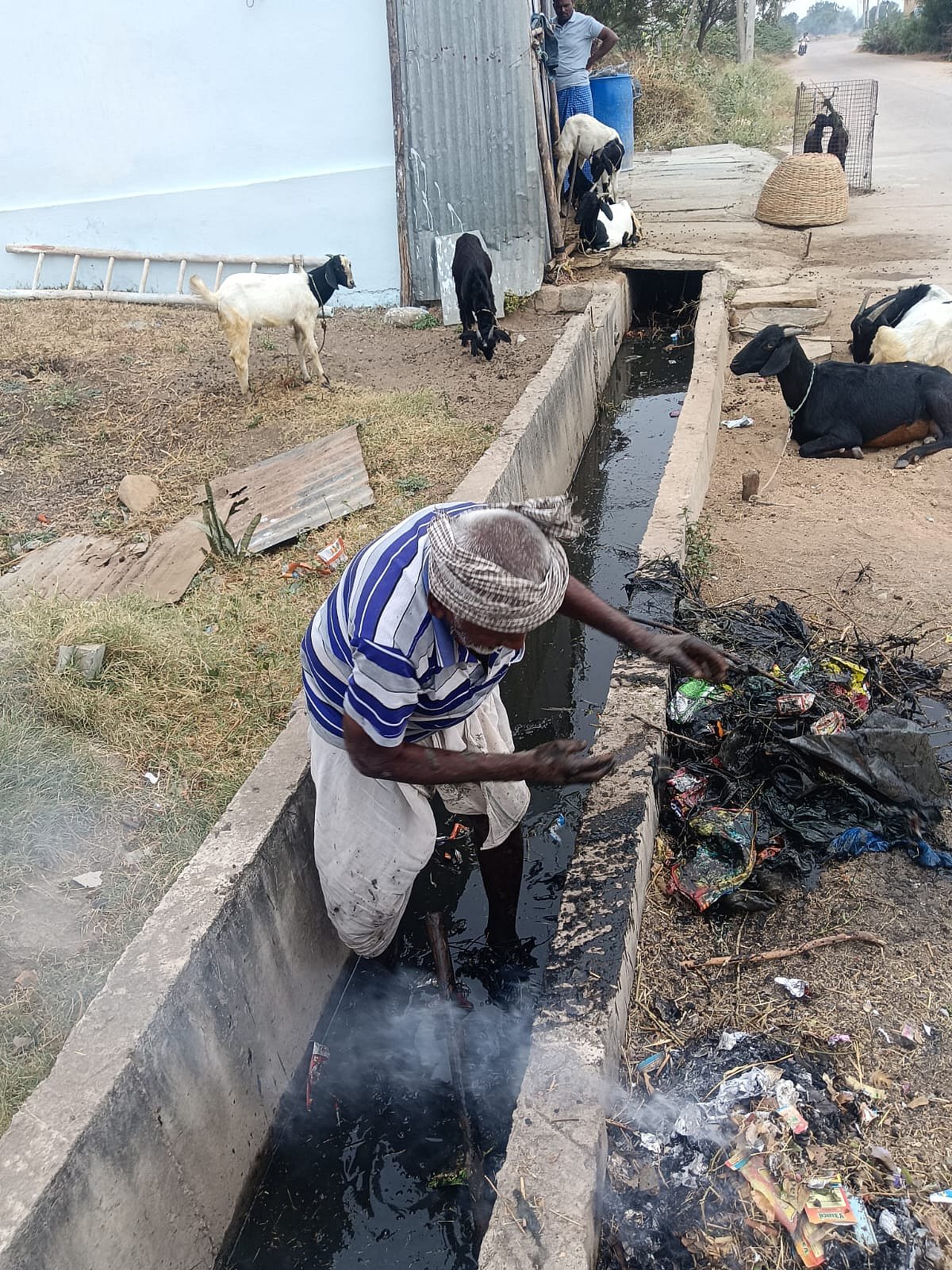 ಲಿಂಗಸುಗೂರು | ನಿರ್ಲಕ್ಷ್ಯ: ಚರಂಡಿ ಸ್ವಚ್ಛಗೊಳಿಸಿದ ವೃದ್ಧ