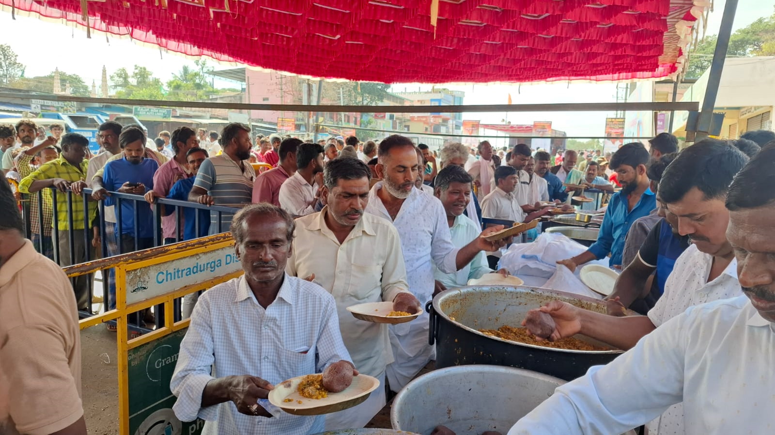 ಹೊಸದುರ್ಗ ಪಟ್ಟಣದ ಟಿ.ಬಿ ವೃತ್ತದಲ್ಲಿ ಭಾನುವಾರ ನಾಟಿಕೋಳಿ ಸಾರು ಹಾಗೂ ರಾಗಿಮುದ್ದೆ ಊಟ ವಿತರಿಸಲಾಯಿತು.