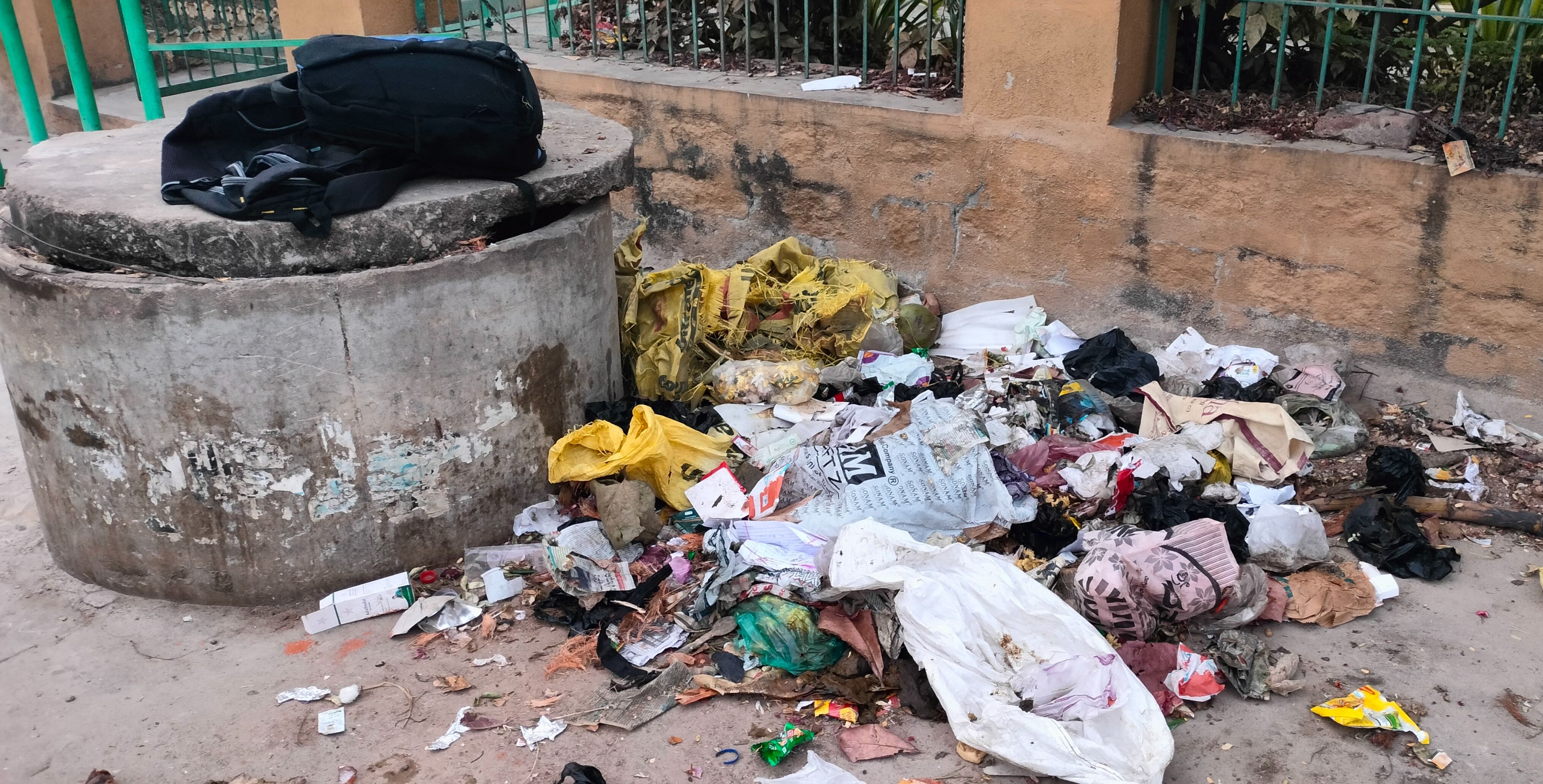 ಕನಕಪುರದ ಬಸವೇಶ್ವರನಗರದ ಪೈಪ್‌ಲೈನ್ ಮಾರ್ಗದ ಚೇಂಬರ್ ಬಳಿ ಇರುವ ಕಸದ ರಾಶಿ