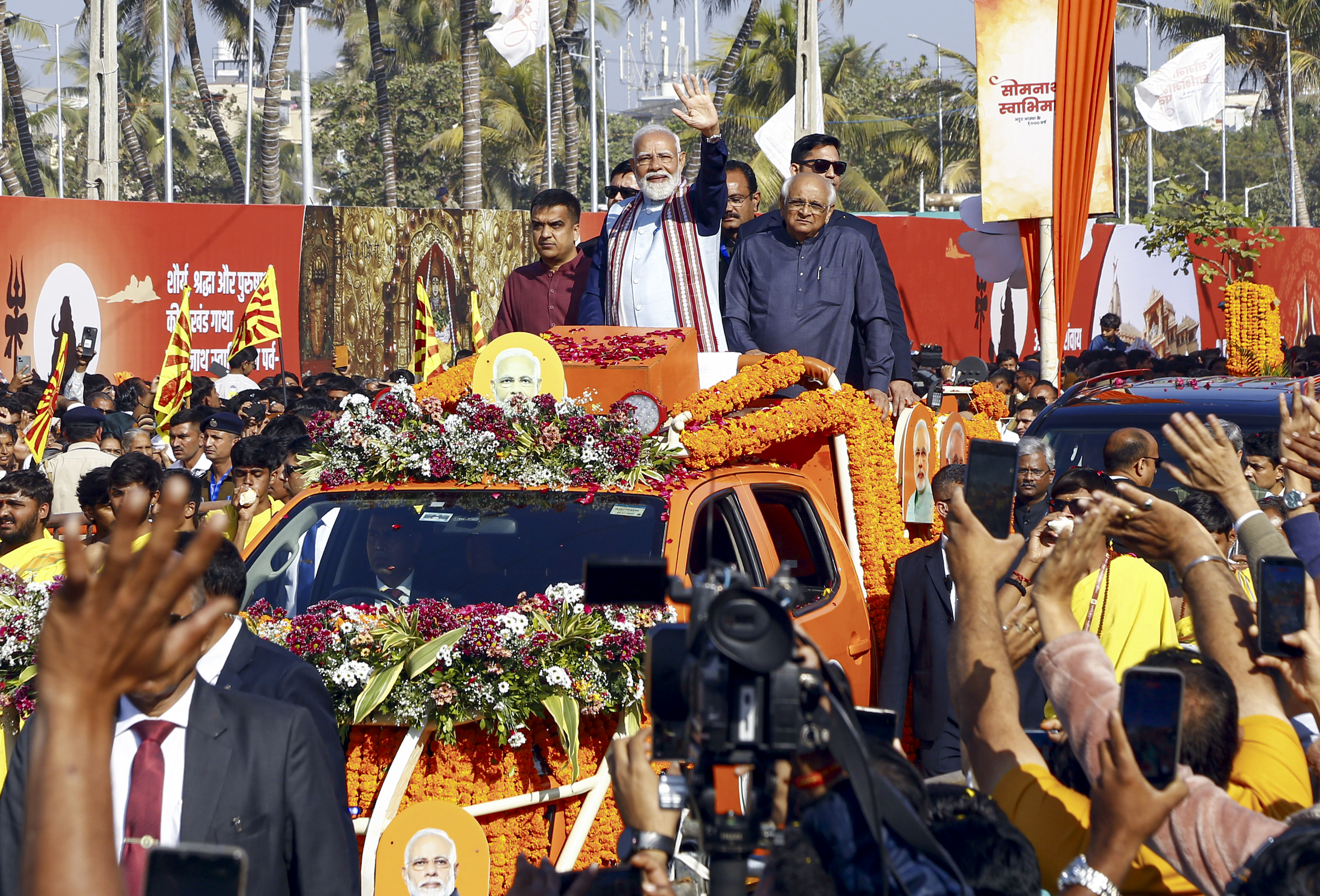 ಸೋಮನಾಥ ಮಂದಿರದ ಆವರಣದಲ್ಲಿ ಭಾನುವಾರ ನಡೆದ ಸ್ವಾಭಿಮಾನ್‌ ಪರ್ವಕ್ಕೂ ಮುನ್ನ ಪ್ರಧಾನಿ ನರೇಂದ್ರ ಮೋದಿ ಅವರು ಮೆರವಣಿಗೆ ಮೂಲಕ ದೇವಾಲಯಕ್ಕೆ ತೆರಳಿದರು. ಈ ವೇಳೆ ಮುಖ್ಯಮಂತ್ರಿ ಭೂಪೇಂದ್ರ ಪಟೇಲ್‌ ಉಪಮುಖ್ಯಮಂತ್ರಿ ಹರ್ಷ ಸಾಂಘವಿ ಜೊತೆಗಿದ್ದರು–ಪಿಟಿಐ ಚಿತ್ರ