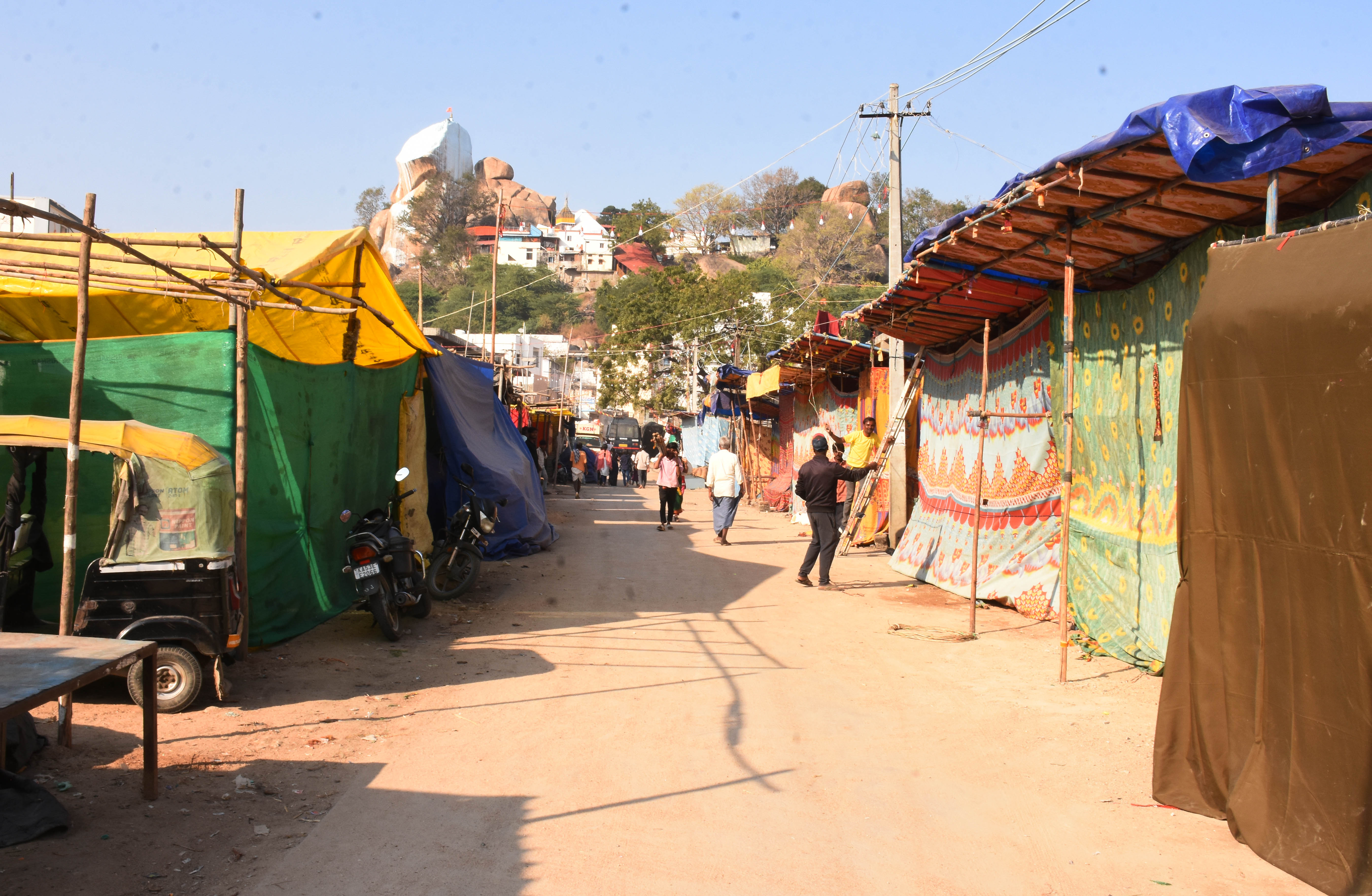 ಯಾದಗಿರಿ ತಾಲ್ಲೂಕಿನ ಮೈಲಾಪುರದ ಜಾತ್ರೆಯ ಅಂಗವಾಗಿ ಸಿದ್ಧವಾಗುತ್ತಿರುವ ಅಂಗಡಿಗಳು