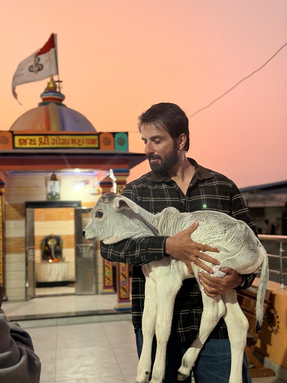 ಗುಜರಾತಿನ ಗೋಶಾಲೆಗೆ ₹22 ಲಕ್ಷ ದೇಣಿಗೆ ನೀಡಿದ ನಟ ಸೋನು ಸೂದ್‌