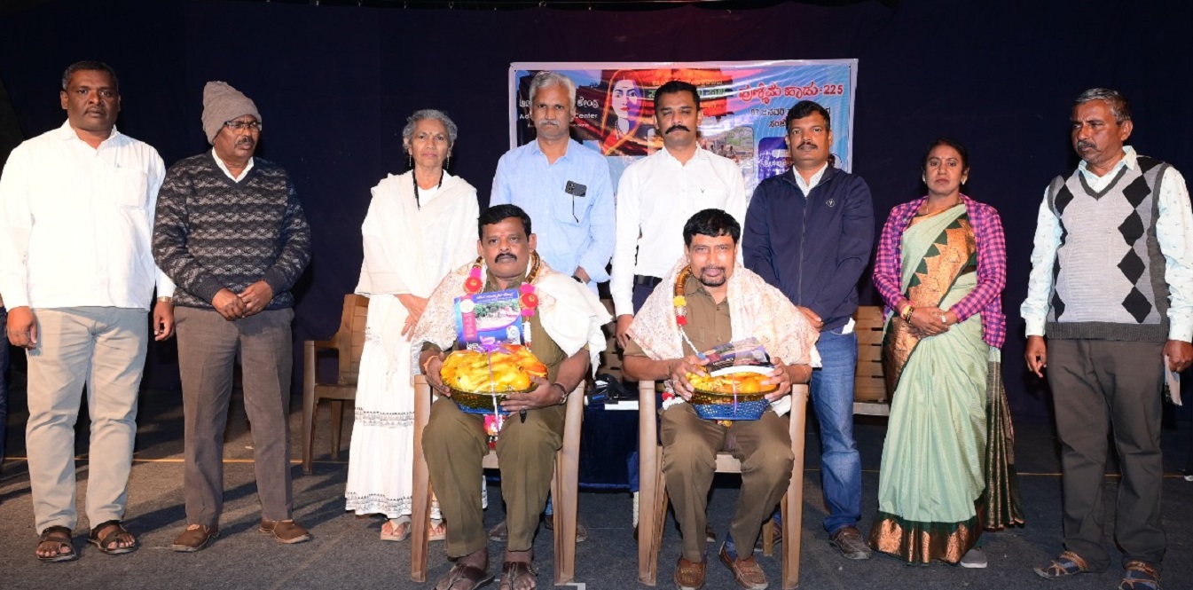 ಕೋಲಾರದ ಆದಿಮ ಸಾಂಸ್ಕೃತಿಕ ಕೇಂದ್ರದಲ್ಲಿ ನಡೆದ ಹುಣ್ಣಿಮೆ ಹಾಡು ಕಾರ್ಯಕ್ರಮದಲ್ಲಿ ಗಣ್ಯರು ಬಸ್‌ ಚಾಲಕ ನಿರ್ವಾಹಕರನ್ನು ಸನ್ಮಾನಿಸಿದರು