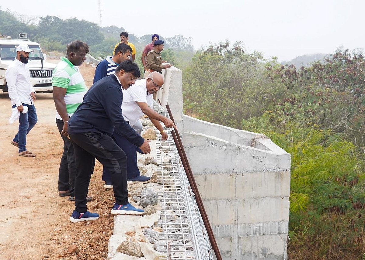 ಮೈಸೂರು: ‘ನಂದಿ’ ರಸ್ತೆಯ ದುರಸ್ತಿ ಕಾಮಗಾರಿ ವೀಕ್ಷಿಸಿದ ಸಚಿವ ಮಹದೇವಪ್ಪ