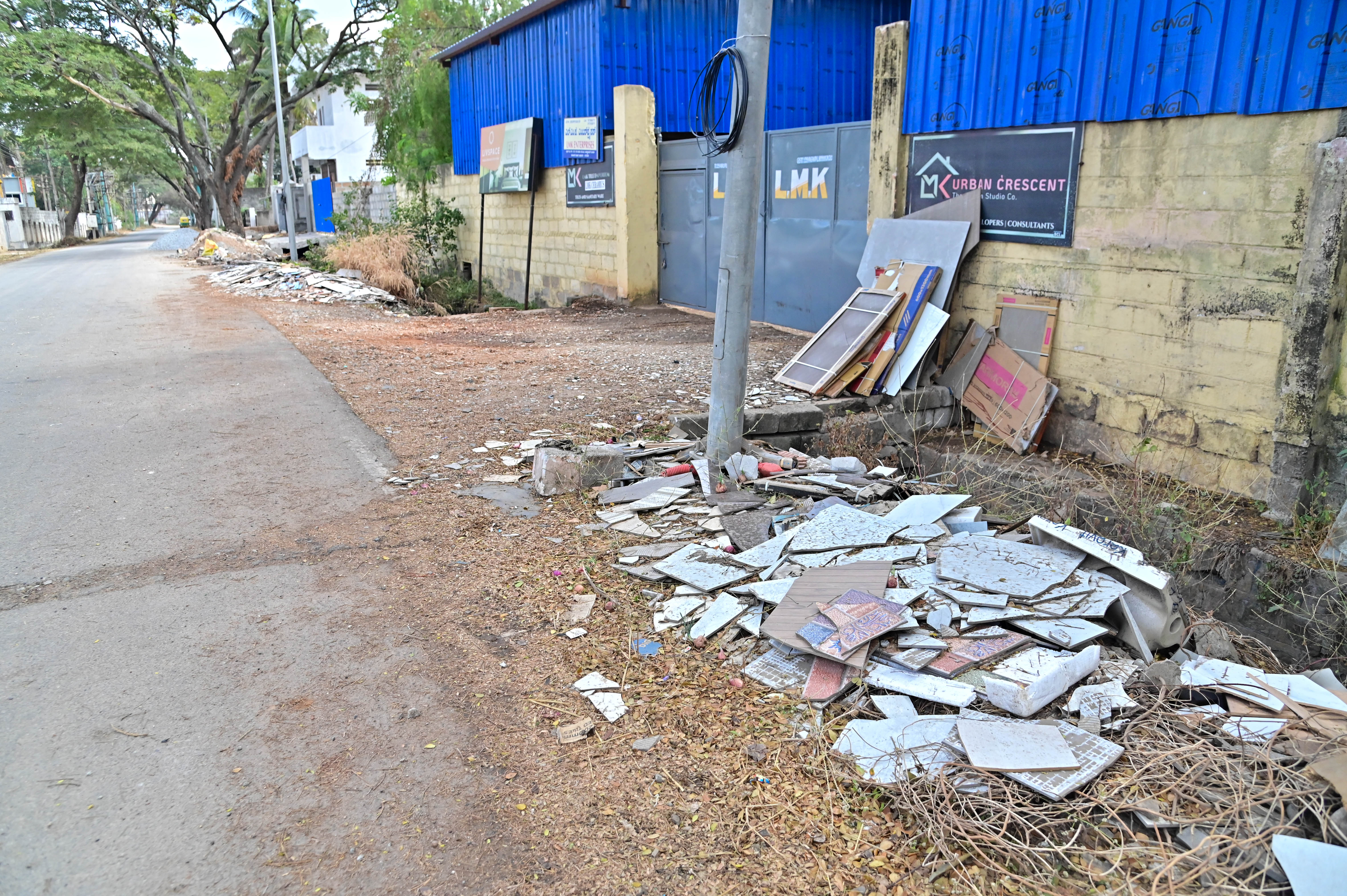 ಲೋಕಿಕೆರೆ ಬಳಿಯ ಕೆಐಎಡಿಬಿ ಕೈಗಾರಿಕಾ ಪ್ರದೇಶದಲ್ಲಿನ ರಸ್ತೆ ಬದಿ ಟೈಲ್ಸ್‌ ತುಂಡುಗಳನ್ನು ಹಾಕಿರುವುದು