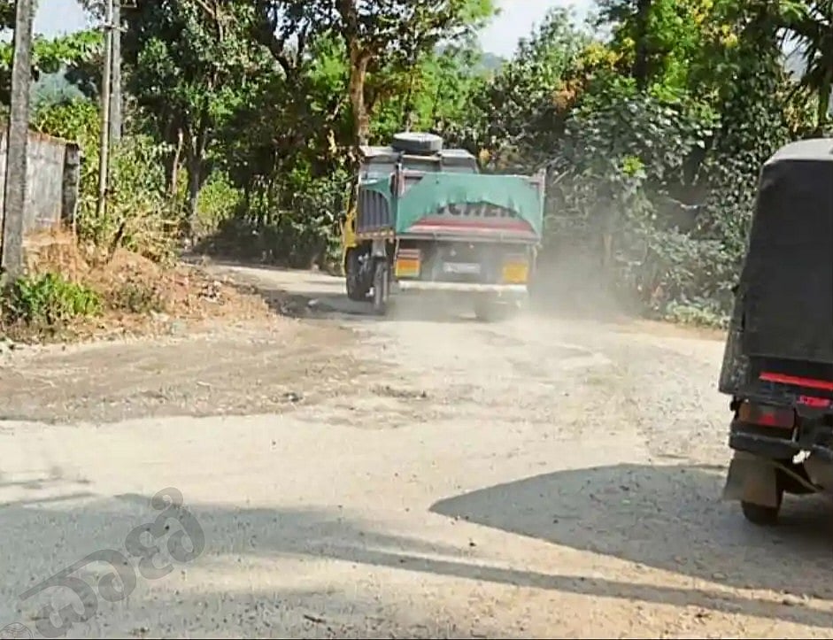 ಆಲ್ದೂರು: ಕಲ್ಲು ಸಾಗಣೆಗೆ ಹಾಳಾದ ಗ್ರಾಮೀಣ ರಸ್ತೆ 