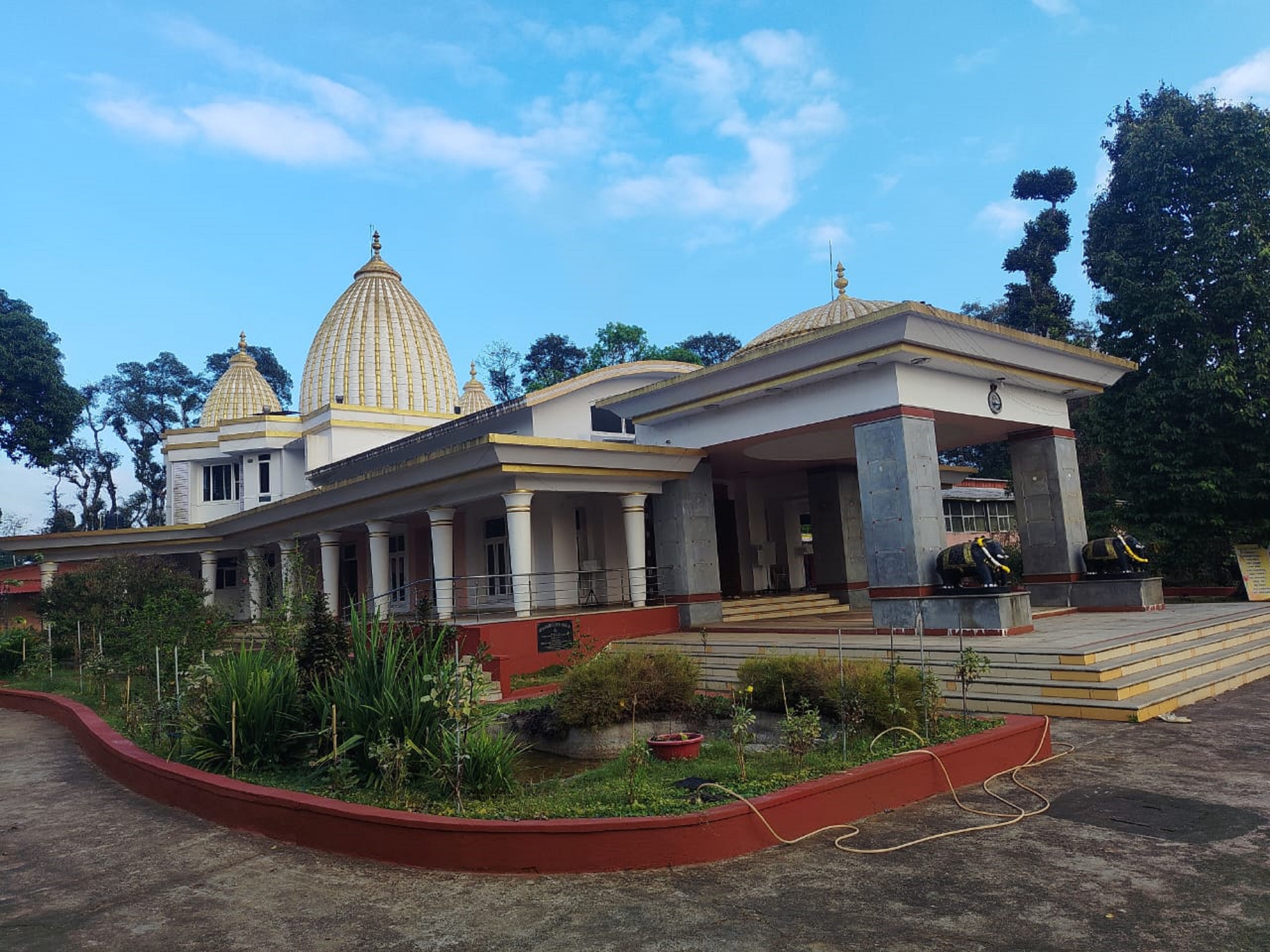 ಪೊನ್ನಂಪೇಟೆಯಲ್ಲಿರುವ ರಾಮಕೃಷ್ಣ ಶಾರದಾ ಆಶ್ರಮ