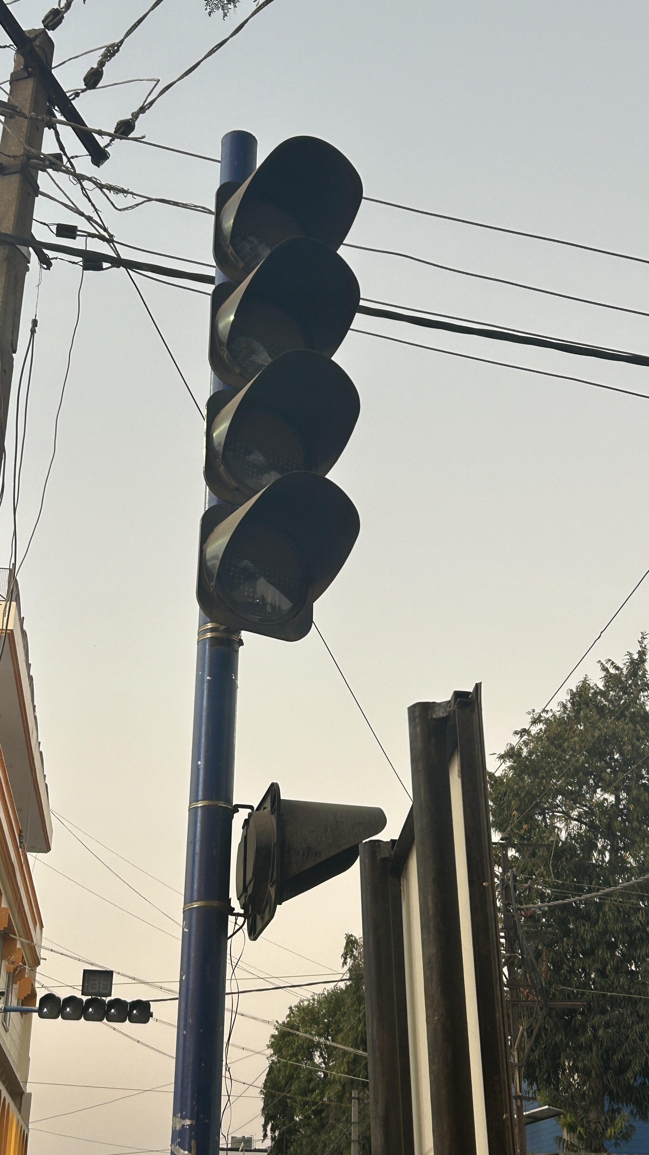 ಸ್ಥಗಿತಗೊಂಡಿರುವ ಟ್ರಾಫಿಕ್‌ ಸಿಗ್ನಲ್‌ ದೀಪಗಳು