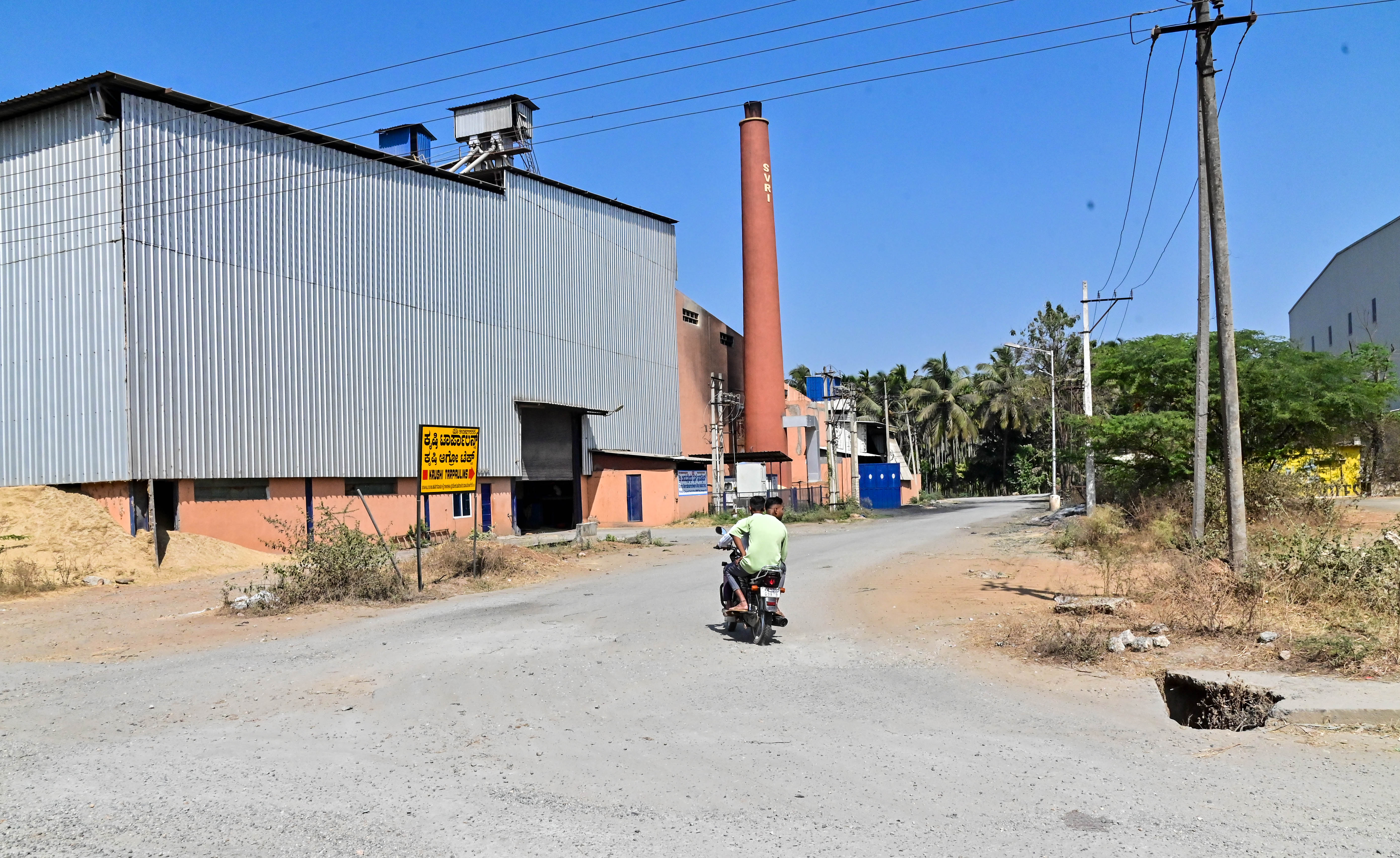 ಹನಗವಾಡಿ ಬಳಿಯ ಕೆಐಎಡಿಬಿ ಕೈಗಾರಿಕಾ ಪ್ರದೇಶದ ಮುಖ್ಯರಸ್ತೆ ಬದಿಯ ಚರಂಡಿಯು ತೆರೆದುಕೊಂಡಿರುವುದು 
