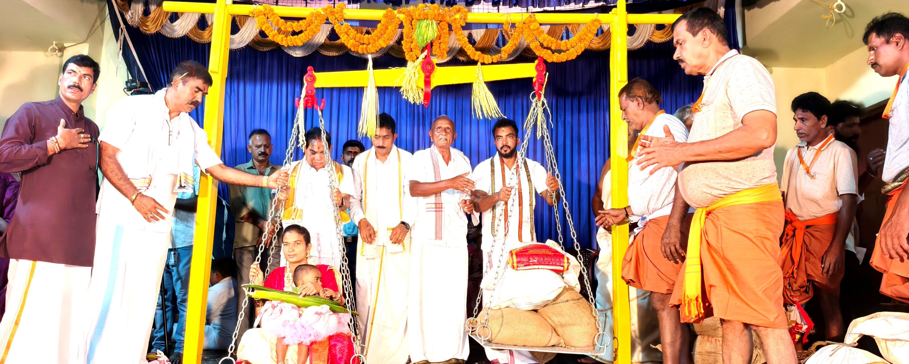 ದೇವಸ್ಥಾನದಲ್ಲಿ ಭಾನುವಾರ ತುಲಾಭಾರ ಸೇವಾ ಕಾರ್ಯಕ್ರಮಗಳು ನಡೆಯಿತು.