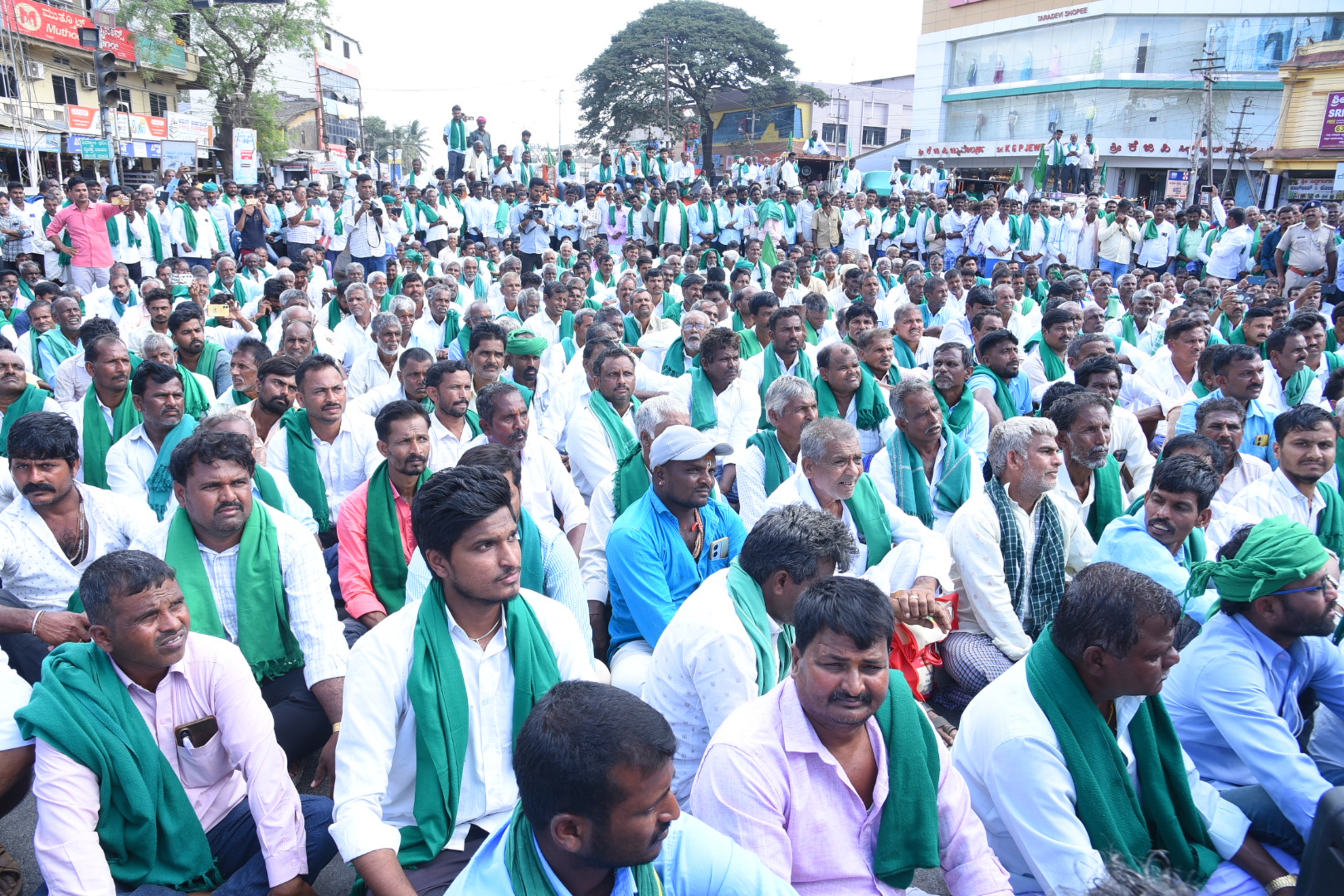 ‘ವರದಾ–ಬೇಡ್ತಿ ನದಿ ಜೋಡಣೆ ಯೋಜನೆ ಜಾರಿಗೊಳಿಸಬೇಕು’ ಎಂದು ಒತ್ತಾಯಿಸಿ ಹಾವೇರಿಯಲ್ಲಿ ಇತ್ತೀಚೆಗೆ ಹಮ್ಮಿಕೊಂಡಿದ್ದ ಮೆರವಣಿಗೆಯಲ್ಲಿ ಪಾಲ್ಗೊಂಡಿದ್ದ ಜನರು