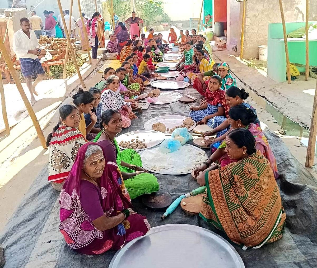 ಕಲ್ಲೂರ ಗ್ರಾಮಸ್ಥರಿಂದ ಗವಿಮಠಕ್ಕೆ ಮೂರು ಕ್ವಿಂಟಲ್ ಶೇಂಗಾ ಹೋಳಿಗೆ 