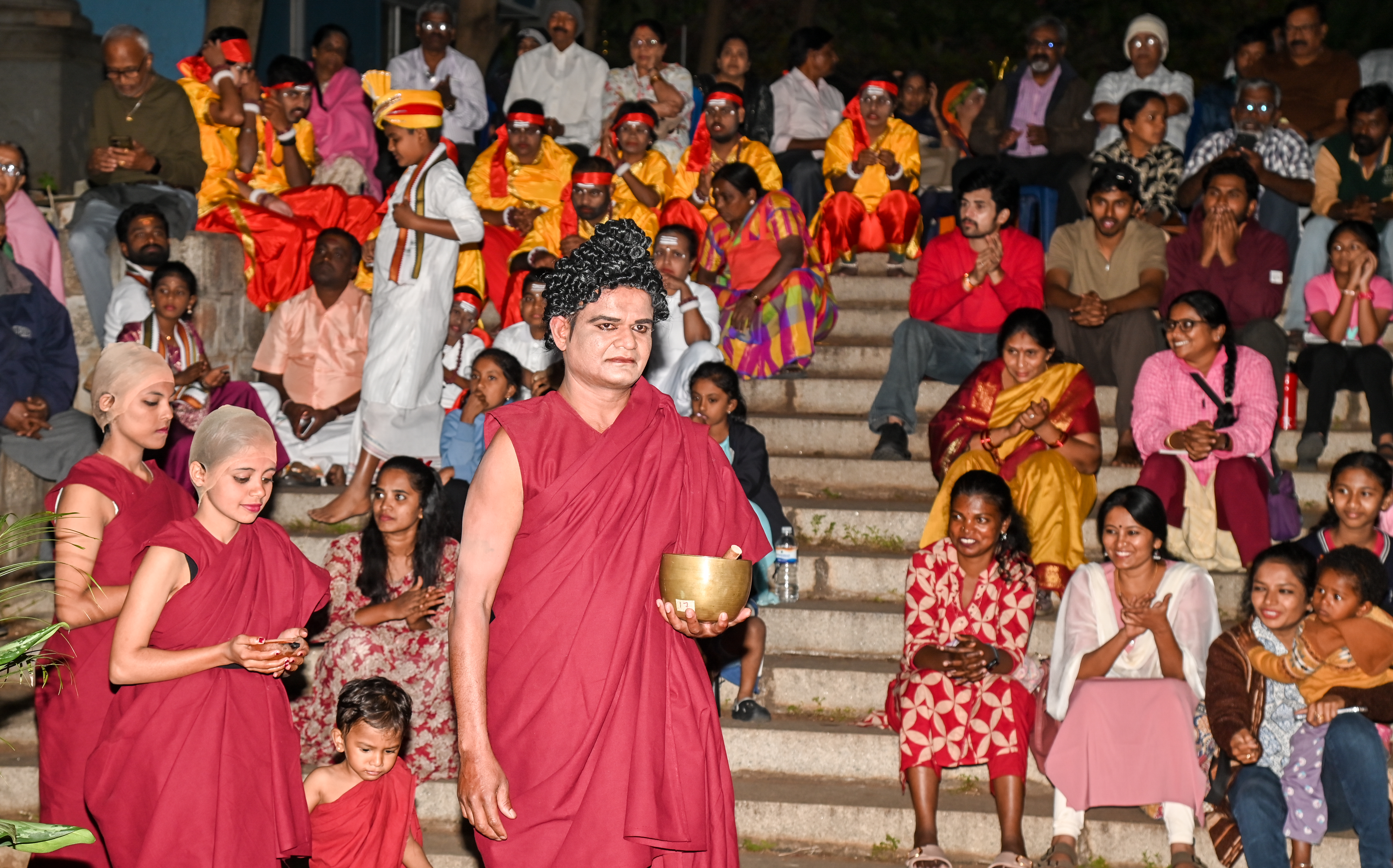 ಜನಪದ ಉತ್ಸವದಲ್ಲಿ ಬೌದ್ಧ ಬಿಕ್ಕುಗಳ ವೇಷಧಾರಿ ಕಲಾವಿದರು ಜನರ ನಡುವಿಂದ ಬಂದ ಕ್ಷಣ 