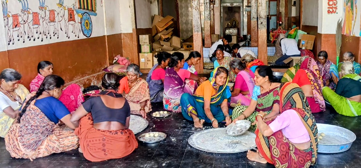 ಅಳವಂಡಿ ಸಮೀಪದ ಬೆಟಗೇರಿ ಗ್ರಾಮದ ಮ‌ಹಿಳೆಯರು ರವೆ ಉಂಡಿ ತಯಾರಿಸಿದರು