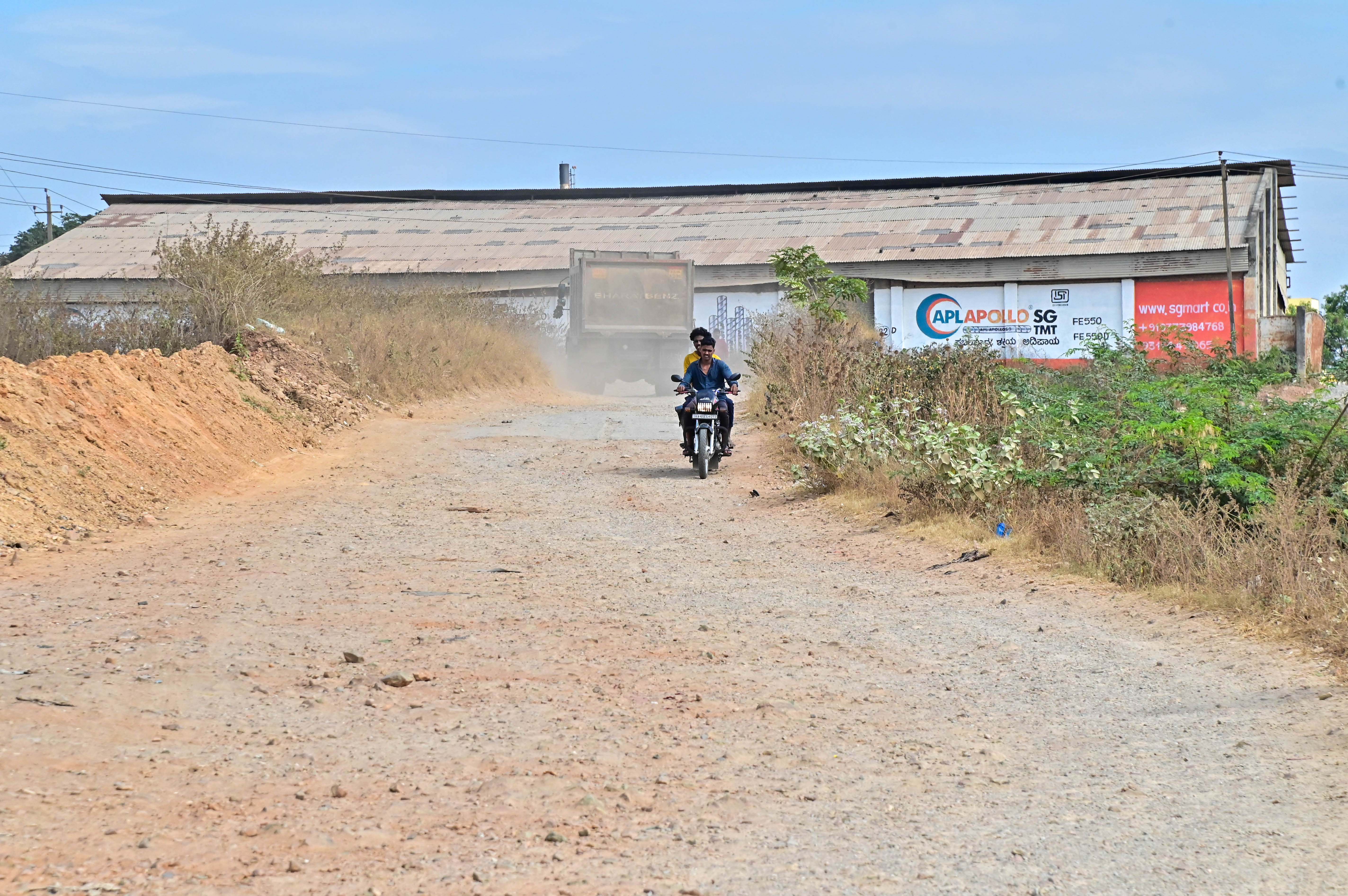 ದಾವಣಗೆರೆಯ ಲೋಕಿಕೆರೆ ಬಳಿಯ ಕೆಐಎಡಿಬಿ ಕೈಗಾರಿಕಾ ಪ್ರದೇಶದ ಮುಖ್ಯರಸ್ತೆ ಹಾಗೂ ಶ್ರೀರಾಮ ನಗರಕ್ಕೆ ಸಂಪರ್ಕ ಕಲ್ಪಿಸುವ ರಸ್ತೆ ಹಾಳಾಗಿರುವುದು