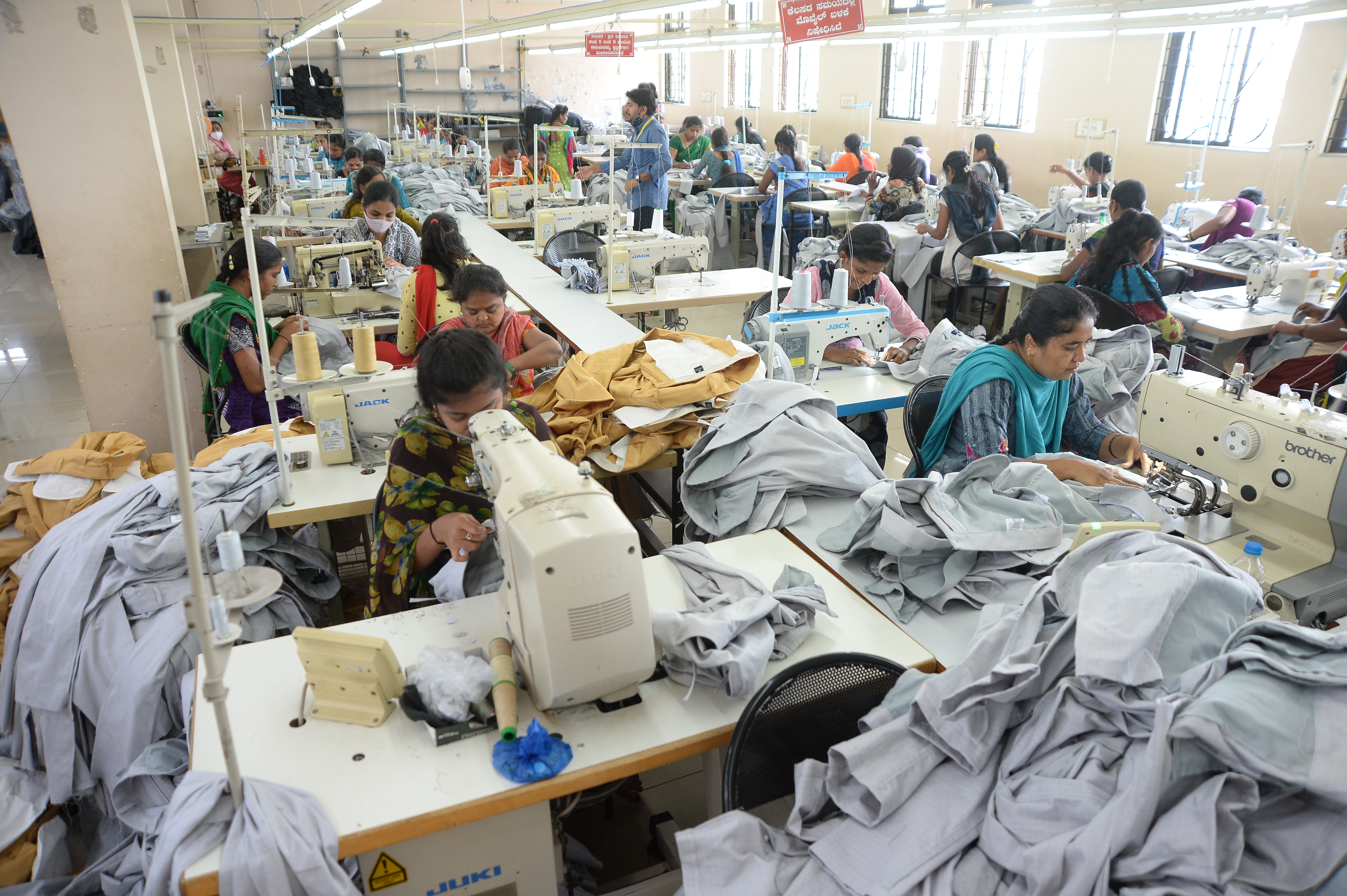 ದಾವಣಗೆರೆಯ ಕರೂರು ಕೈಗಾರಿಕಾ ಪ್ರದೆಶದ ಜವಳಿ ಪಾರ್ಕ್‌ನ ಗಾರ್ಮೆಂಟ್ಸ್‌ವೊಂದರಲ್ಲಿ ಕೆಲಸ ನಿರ್ವಹಿಸುತ್ತಿರುವ ಮಹಿಳೆಯರು