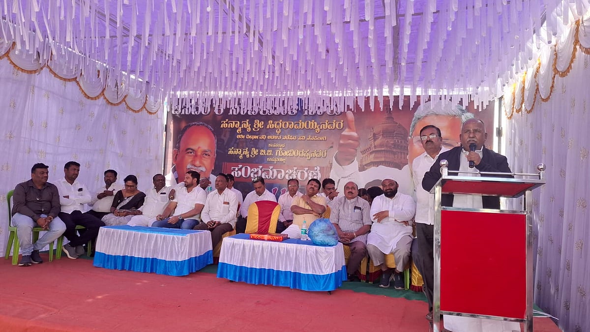 ಹೊಸದುರ್ಗ | ನಾಟಿಕೋಳಿ ಸಾಂಬಾರು, ರಾಗಿಮುದ್ದೆ ಸವಿದ ಜನರು