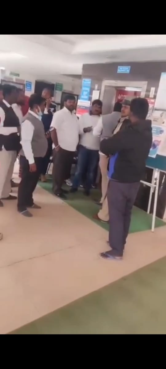 ಸಚಿವ ಕೆ.ಎಚ್‌. ಮುನಿಯಪ್ಪ ಅವರು ಲಿಫ್ಟ್‌ನಲ್ಲಿ ಸಿಲುಕಿಕೊಂಡಾಗ ಅದರ ಎದುರು ಅವರ ಬೆಂಬಲಿಗರು ಜಮಾಯಿಸಿದ್ದರು