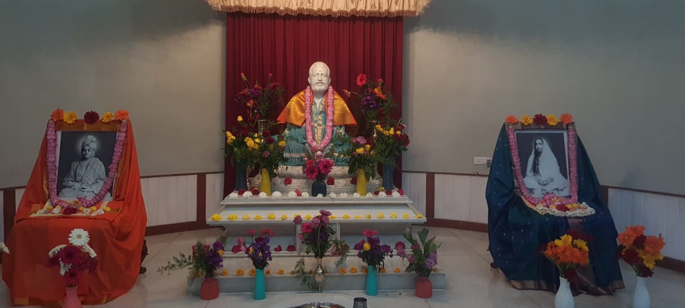 ಪೊನ್ನಂಪೇಟೆಯ ರಾಮಕೃಷ್ಣ ಶಾರದಾ ಆಶ್ರಮದಲ್ಲಿರುವ ರಾಮಕೃಷ್ಣ ಪರಮಹಂಸ ಶಾರದಾ ಮಾತೆ ಸ್ವಾಮಿ ವಿವೇಕಾನಂದ ಅವರ ಚಿತ್ರಗಳು ಹಾಗೂ ಪುತ್ಥಳಿಗಳು