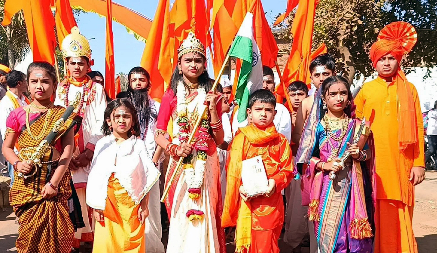 ಬಸವಕಲ್ಯಾಣದಲ್ಲಿ ಭಾನುವಾರ ನಡೆದ ಹಿಂದೂ ಸಮ್ಮೇಳನದ ಮೆರವಣಿಗೆಯಲ್ಲಿ ಮಕ್ಕಳು ವಿವಿಧ ವೇಷ ಧರಿಸಿ ಪಾಲ್ಗೊಂಡಿದ್ದರು