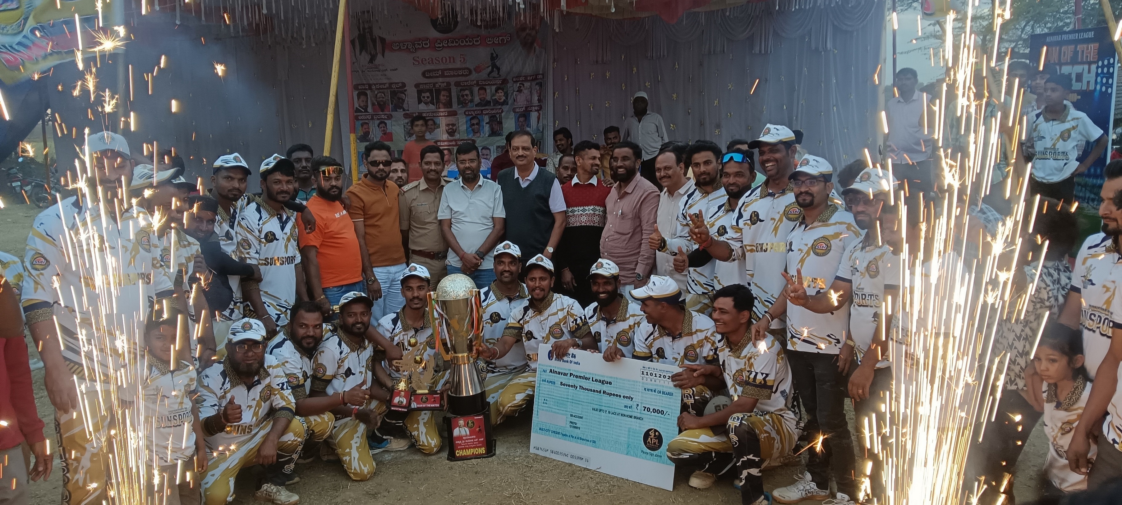 ಅಳ್ನಾವರ ಪ್ರೀಮಿಯರ್ ಲೀಗ್ ಕ್ರಿಕೆಟ್ ಪಂದ್ಯಾವಳಿಯಲ್ಲಿ ಸನ್ ಸ್ಪೋರ್ಟ್ಸ್‌ ತಂಡದ ಆಟಗಾರರು ಪ್ರಶಸ್ತಿ ಪಡೆದರು