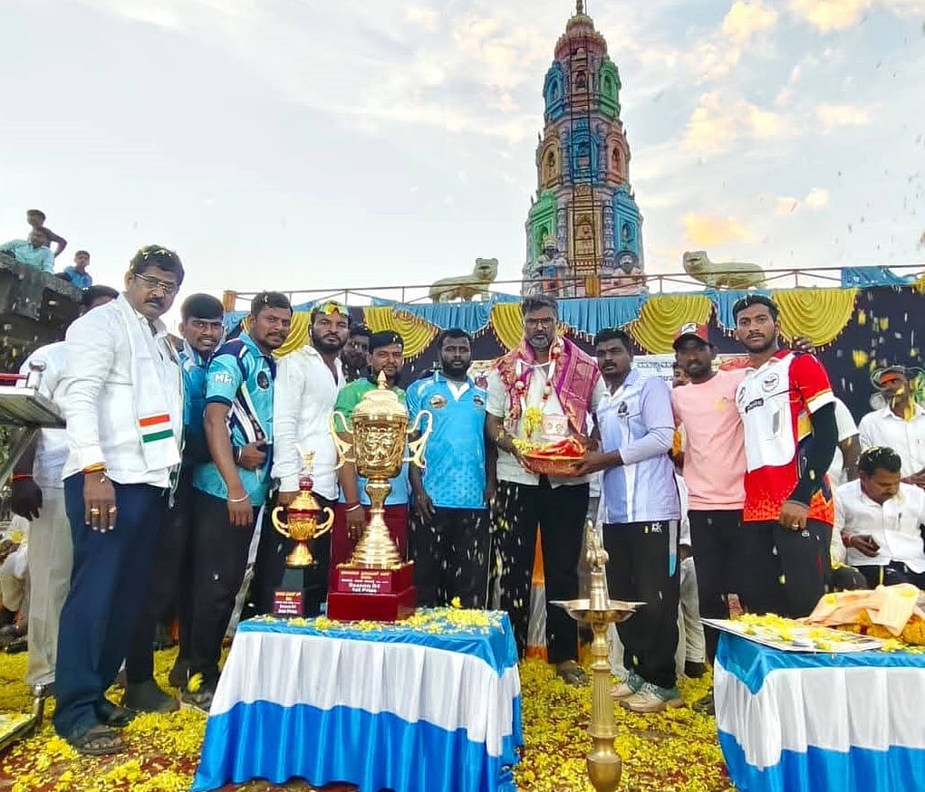 ಮುಗಳಿಹಾಳ | ಕ್ರಿಕೆಟ್‌ ಪಂದ್ಯಾವಳಿಗೆ ಚಾಲನೆ