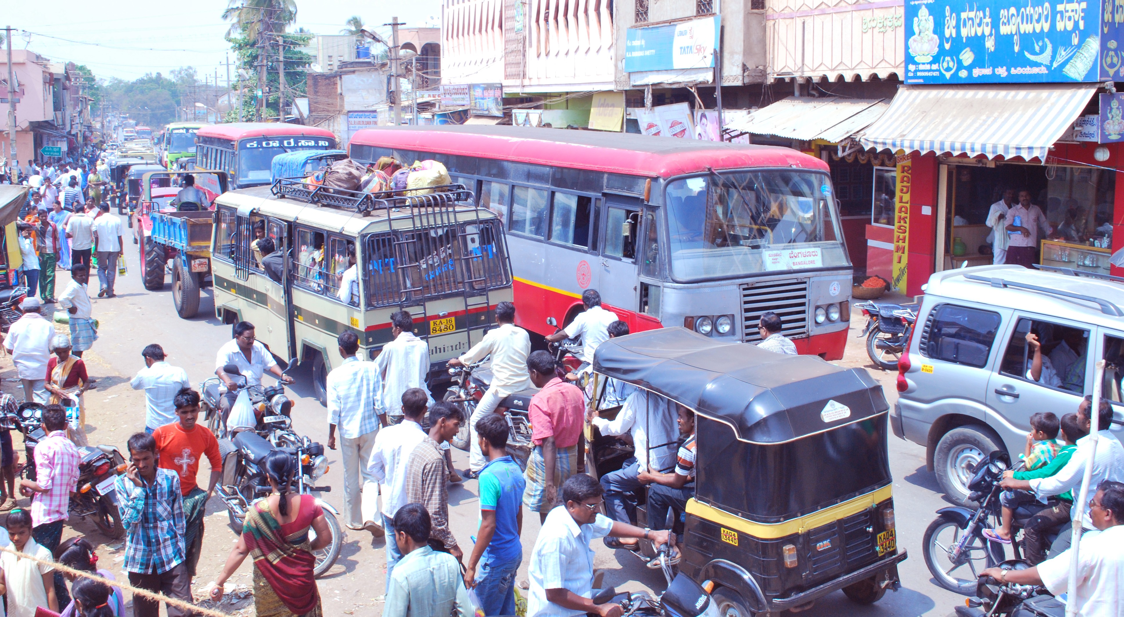 ಹಿರಿಯೂರಿನ ಮಹಾತ್ಮಗಾಂಧಿ ವೃತ್ತದಲ್ಲಿ ವಾಹನ ದಟ್ಟಣೆ ಉಂಟಾಗಿರುವುದು 