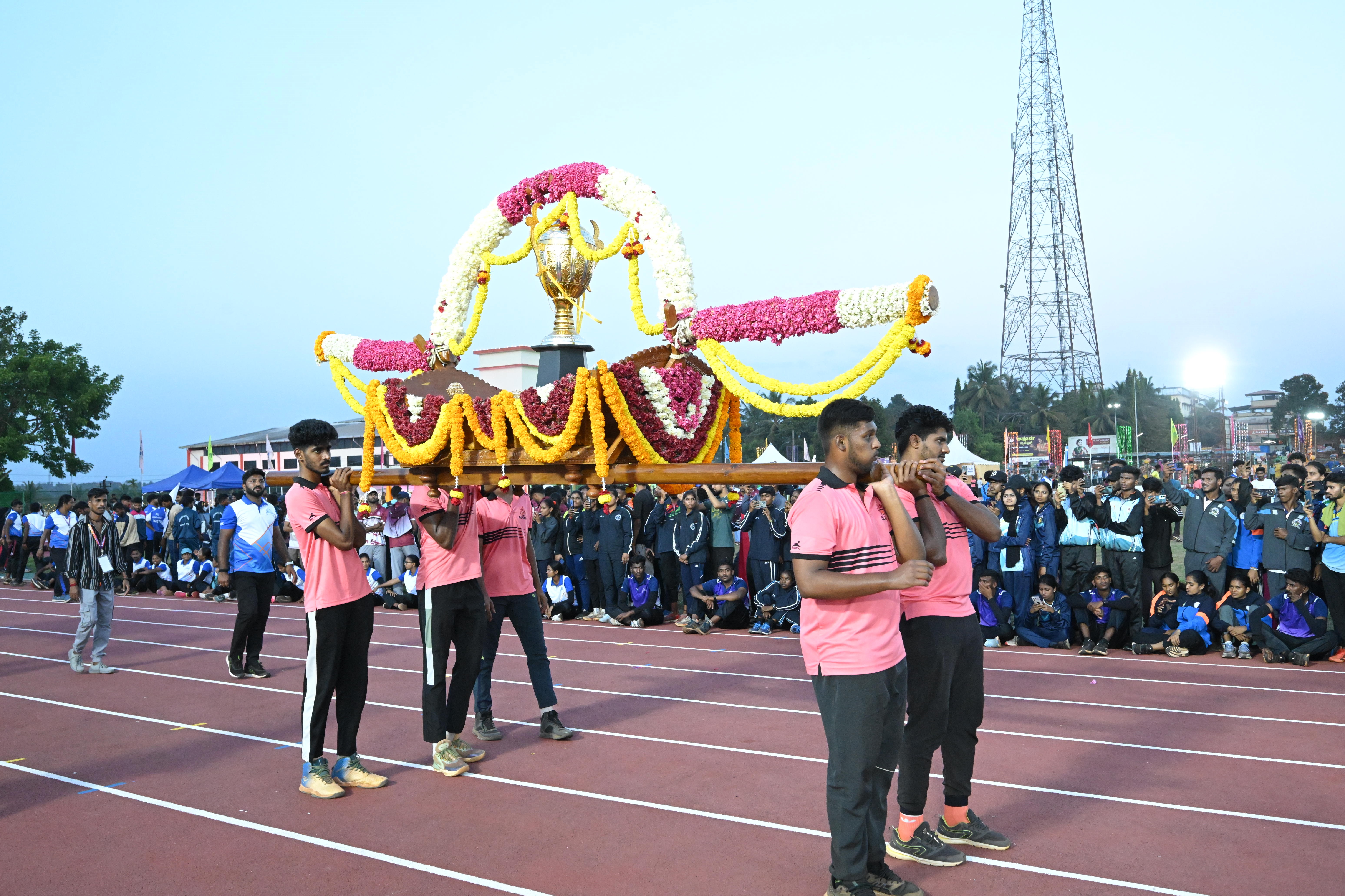 ಅಥ್ಲೆಟಿಕ್ ಚಾಂಪಿಯನ್‌ಷಿಪ್‌ನ ಟ್ರೋಫಿಯನ್ನು ಪಲ್ಲಕ್ಕಿಯಲ್ಲಿ ತರಲಾಯಿತು