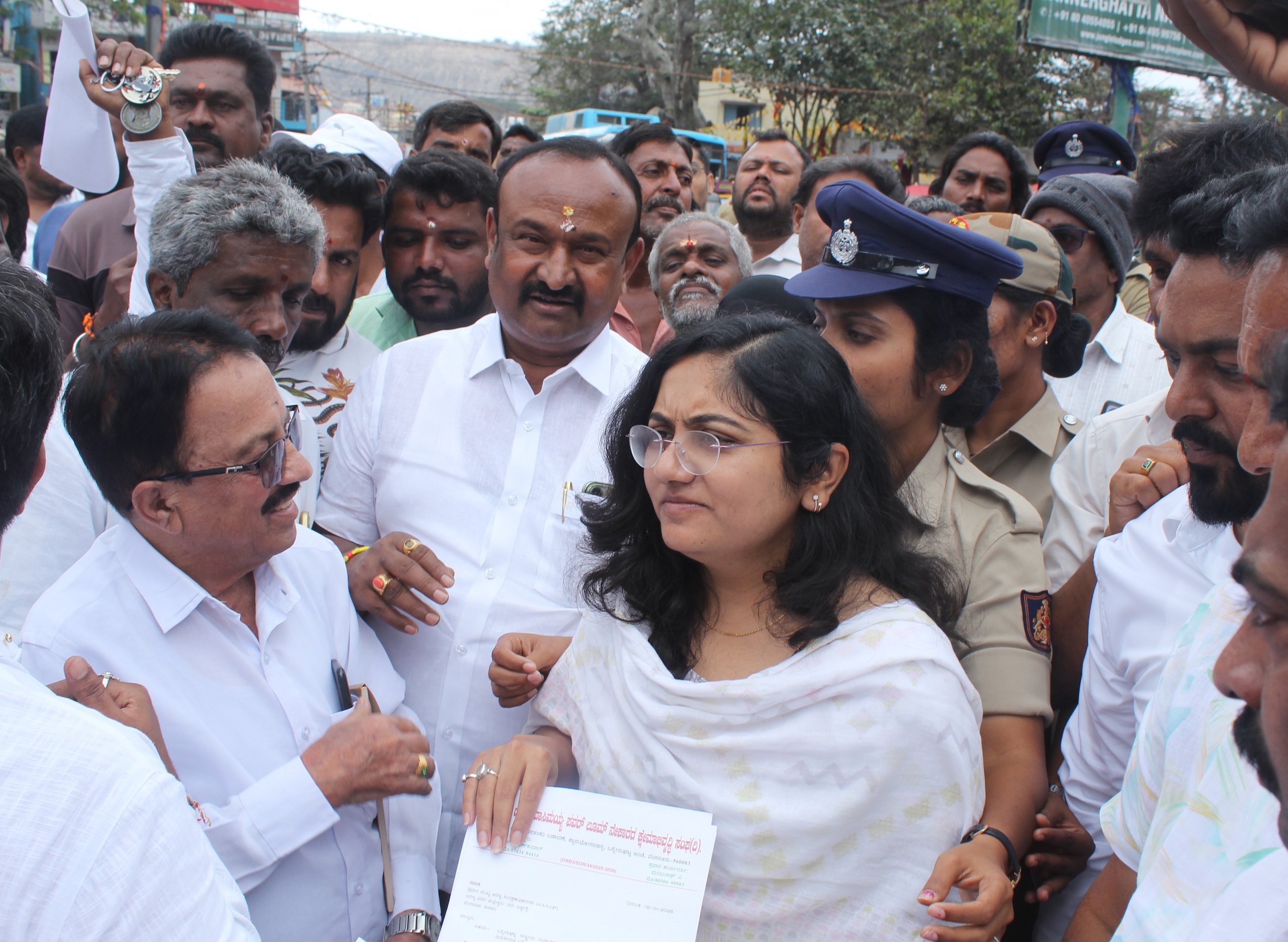 ಪ್ರತಿಭಟನಾಕಾರರು ಡಿಸಿಎಫ್‌ ಕಾಜಲ್‌ ಪಾಟೀಲ್‌ ಅವರಿಗೆ ಮನವಿ ಸಲ್ಲಿಸಿದರು