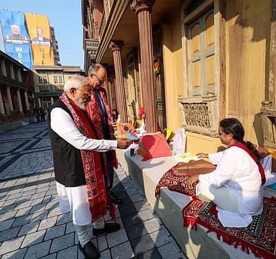 ಉಭಯ ದೇಶಗಳ ನಾಯಕರು ಗಾಳಿಪಟ ತಯಾರಿಸುವ ಮಹಿಳಾ ಕುಶಲಕರ್ಮಿಗಳೊಂದಿಗೆ ಮಾತುಕತೆ ನಡೆಸಿದರು. 