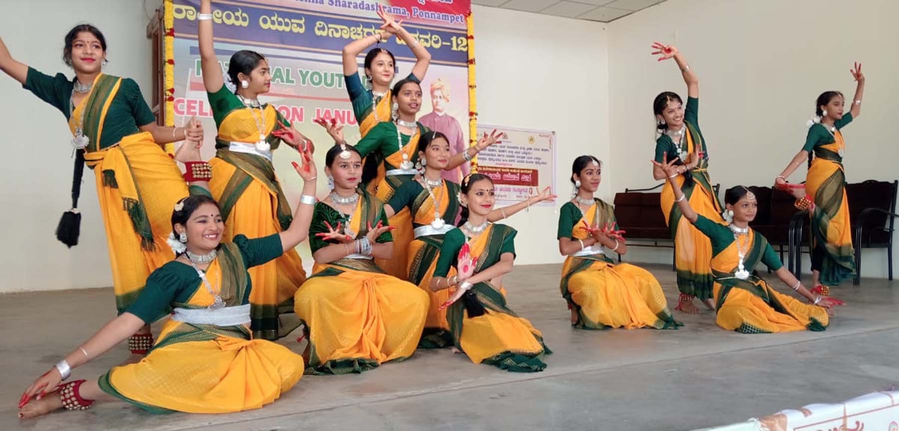 ಕಾರ್ಯಕ್ರಮದಲ್ಲಿ ವಿವಿಧ ಶಾಲೆ ಗಳ ವಿದ್ಯಾರ್ಥಿನಿಯರ ನೃತ್ಯ ಗಮನ ಸೆಳೆಯಿತು