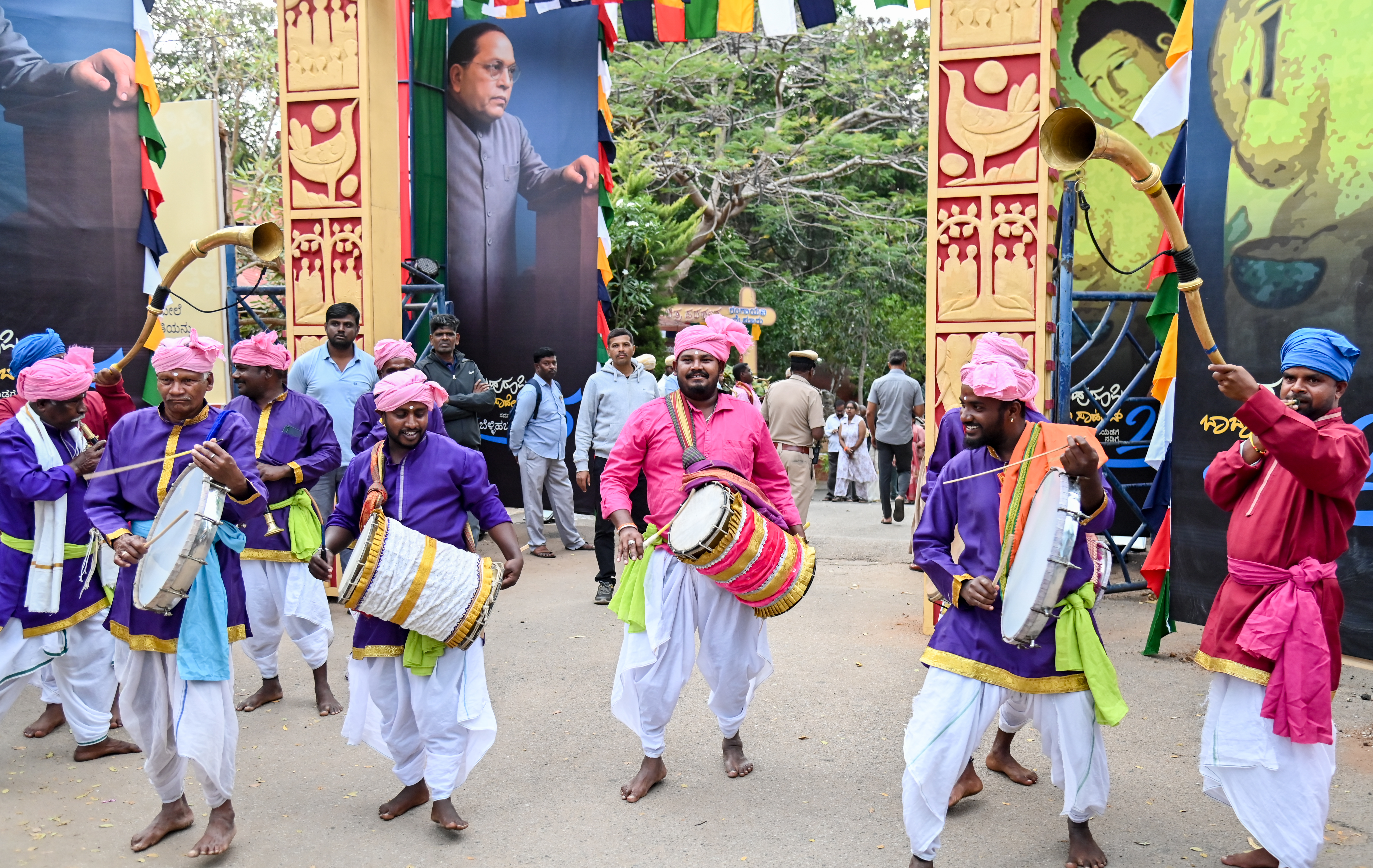 ಮೈಸೂರಿನ ರಂಗಾಯಣದಲ್ಲಿ ನಡೆಯುತ್ತಿರುವ ‘ಬಹುರೂಪಿ ಬಾಬಾಸಾಹೇಬ್‌’ ರಾಷ್ಟ್ರೀಯ ನಾಟಕೋತ್ಸವದಲ್ಲಿ ಸೋಮವಾರ ಅರಸೀಕೆರೆಯ ಕುಮರಯ್ಯ ಮತ್ತು ತಂಡದವರು ‘ಅರೆವಾದ್ಯ’ ಪ್ರಸ್ತುತಪಡಿಸಿದರು