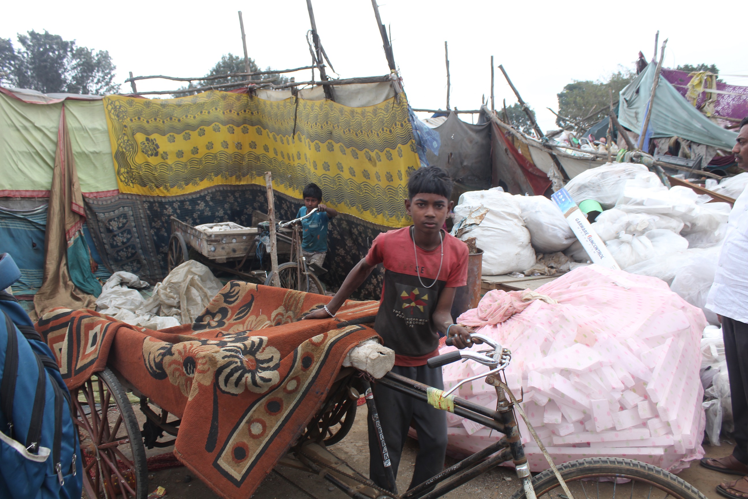 ಮೇಡಹಳ್ಳಿಯಲ್ಲಿ ಅಧಿಕಾರಿಗಳು ಶೆಡ್‌ ತೆರವುಗೊಳಿಸಿದ್ದರಿಂದ ವಸ್ತುಗಳನ್ನು ಸಾಗಿಸುತ್ತಿರುವ ಬಾಲಕರು