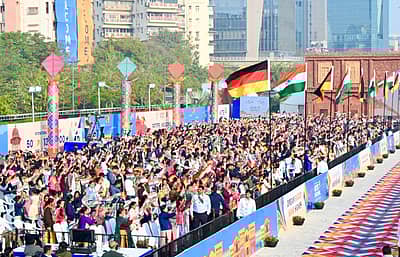 ಗಾಳಿಪಟ ಉತ್ಸವವನ್ನು ವೀಕ್ಷಿಸಲು 5 ಲಕ್ಷಕ್ಕೂ ಅಧಿಕ ಮಂದಿ ಆಗಮಿಸುವ ನಿರೀಕ್ಷೆಯಿದೆ ಎಂದು ಗುಜರಾತ್‌ ಸರ್ಕಾರ ತಿಳಿಸಿದೆ. 