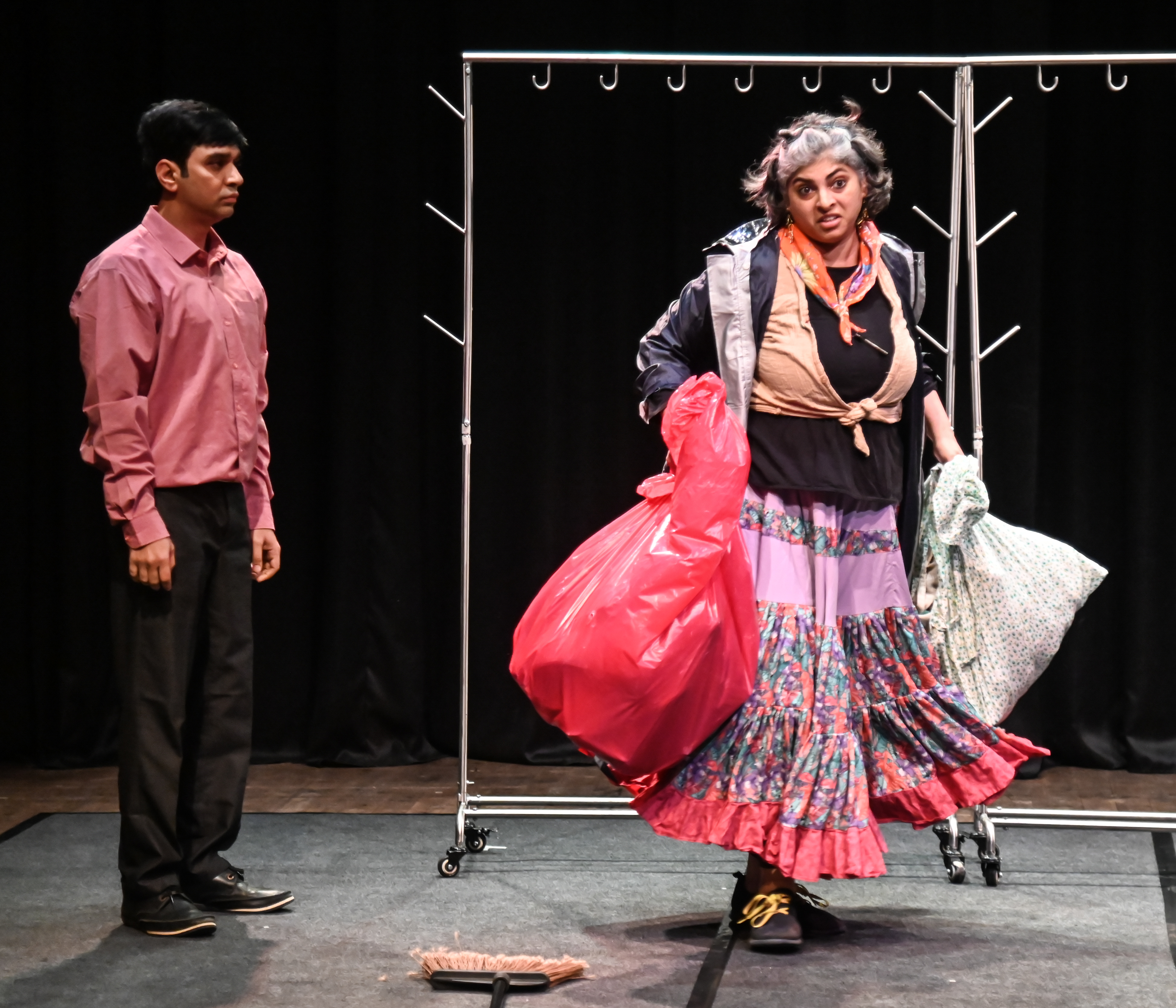 ಕಿರುರಂಗಮಂದಿರದಲ್ಲಿ ಉಜ್ವಲ್ ರಾವ್ ನಿರ್ದೇಶನದಲ್ಲಿ ಬೆಂಗಳೂರಿನ ‘ಬೂತಾಯ್ ಟ್ರಸ್ಟ್’ ತಂಡವು ಪ್ರಸ್ತುತಪಡಿಸಿದ ‘ಬ್ಯಾಗ್ ಡ್ಯಾನ್ಸಿಂಗ್’ ನಾಟಕದಲ್ಲಿ‌ ಕಲಾವಿದರಾದ ಬಿ.ವಿ.ಶೃಂಗ ಮತ್ತು ಸುರಭಿ ಹೆರೂರ್‌