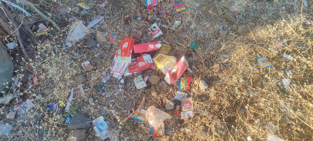 ಬಸ್ ನಿಲ್ದಾಣದ ಆವರಣದಲ್ಲಿ ಸರಾಯಿ ಬಾಟಲಿಗಳು ಬಿದ್ದಿರುವುದು