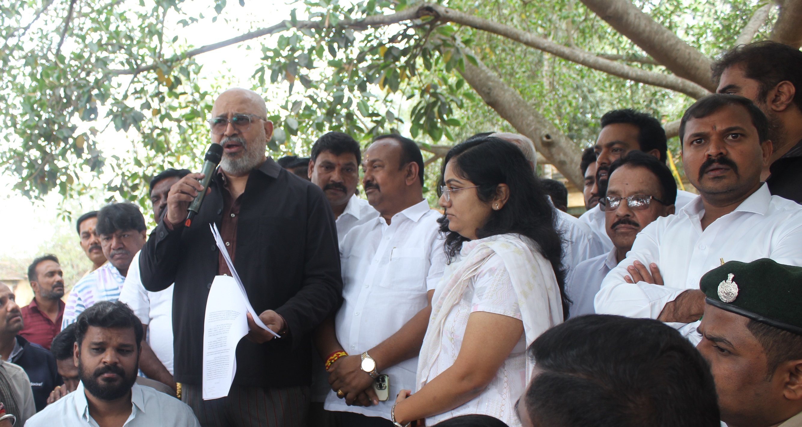 ಪ್ರತಿಭಟನೆಯನ್ನುದ್ದೇಶಿಸಿ ಮುಖಂಡ ವಿನೋಧ್‌ ಮಾತನಾಡಿದರು