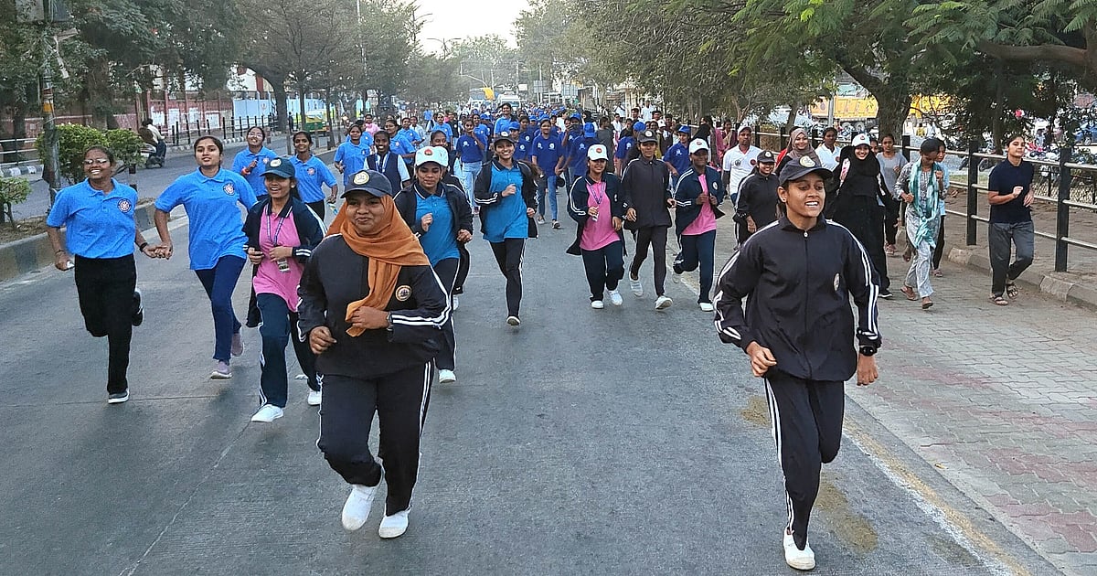 ಬಿಸಿಲೂರಲ್ಲಿ ಸ್ವಚ್ಛತಾ ಓಟ: ಅಧಿಕಾರಿಗಳು, ಸಂಘ ಸಂಸ್ಥೆಗಳ ಮುಖಂಡರು ಭಾಗಿ