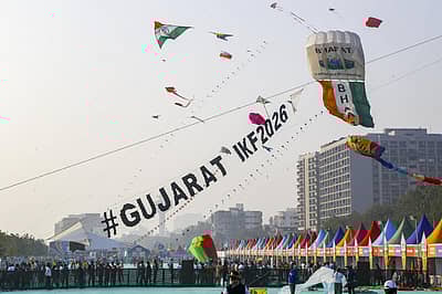 ಗುಜರಾತ್‌ ಸರ್ಕಾರ ಆಯೋಜಿಸಿರುವ ಅಂತರರಾಷ್ಟ್ರೀಯ ಗಾಳಿಪಟ ಉತ್ಸವದಲ್ಲಿ ಭಾರತದ 1,000 ಉತ್ಸಾಹಿಗಳು ಹಾಗೂ 50  ದೇಶಗಳ 135 ಮಂದಿ ಭಾಗಿಯಾಗಿದ್ದಾರೆ.