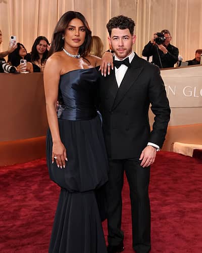 ಪತಿ ನಿಕ್‌ರ ಕಪ್ಪು ಬಣ್ಣದ ಸೂಟ್‌ಗೆ ಒಪ್ಪುವಂತಹ ನೇವಿ ಬ್ಲೂ ಬಣ್ಣದ ಗೌನ್‌ ಧರಿಸಿದ್ದ ಪ್ರಿಯಾಂಕಾ, ರೆಡ್ ಕಾರ್ಪೆಟ್‌ ಮೇಲೆ ಕಾಣಿಸಿಕೊಂಡಿದ್ದು ಹೀಗೆ