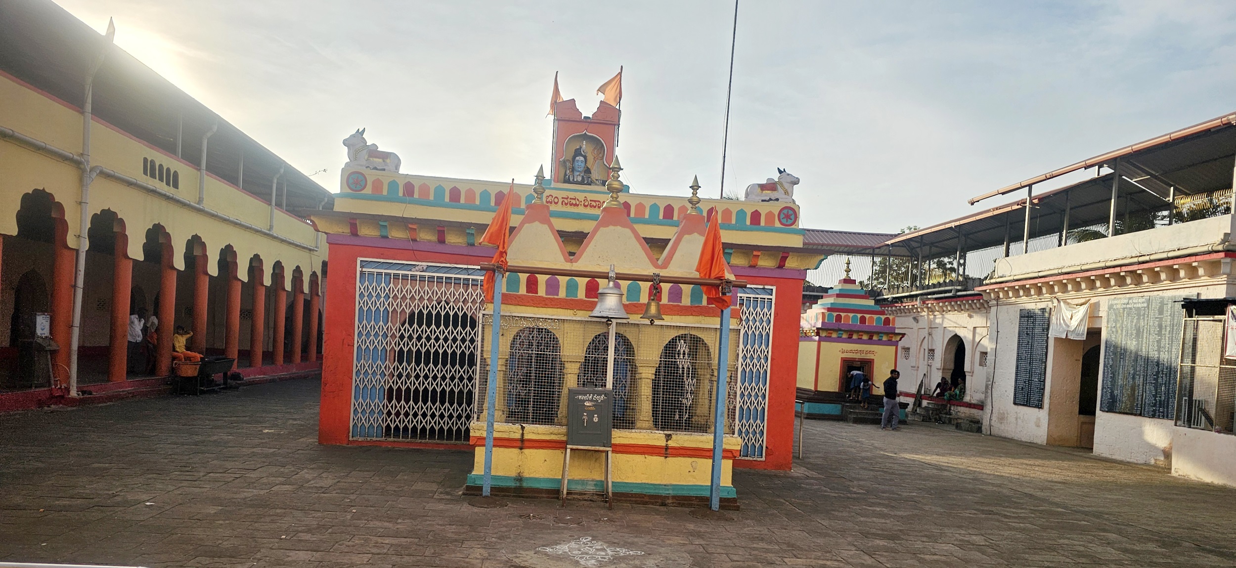 ಹುಕ್ಕೇರಿ ತಾಲ್ಲೂಕಿನ ಅಮ್ಮಣಗಿಯ ಸುಕ್ಷೇತ್ರ ಮಲ್ಲಿಕಾರ್ಜುನ ದೇವಸ್ಥಾನದ ಒಳಾಂಗಣ