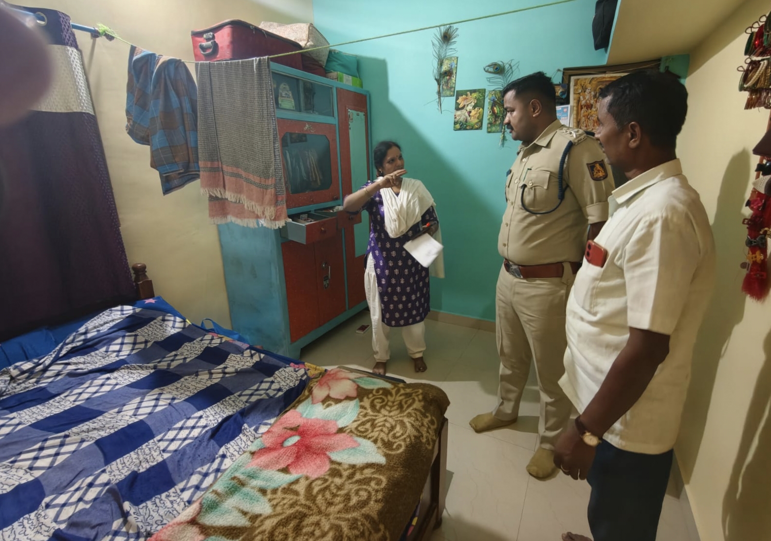 ಆಲಮಟ್ಟಿ ಗ್ರಾಮದಲ್ಲಿ ಕಳ್ಳತನವಾದ ಮನೆಗೆ ಬಸವನಬಾಗೇವಾಡಿ ಡಿವೈಎಸ್ ಪಿ ಬಲ್ಲಪ್ಪ ನಂದಗಾವಿ ಭೇಟಿ ನೀಡಿ ಪರಿಶೀಲಿಸಿದರು