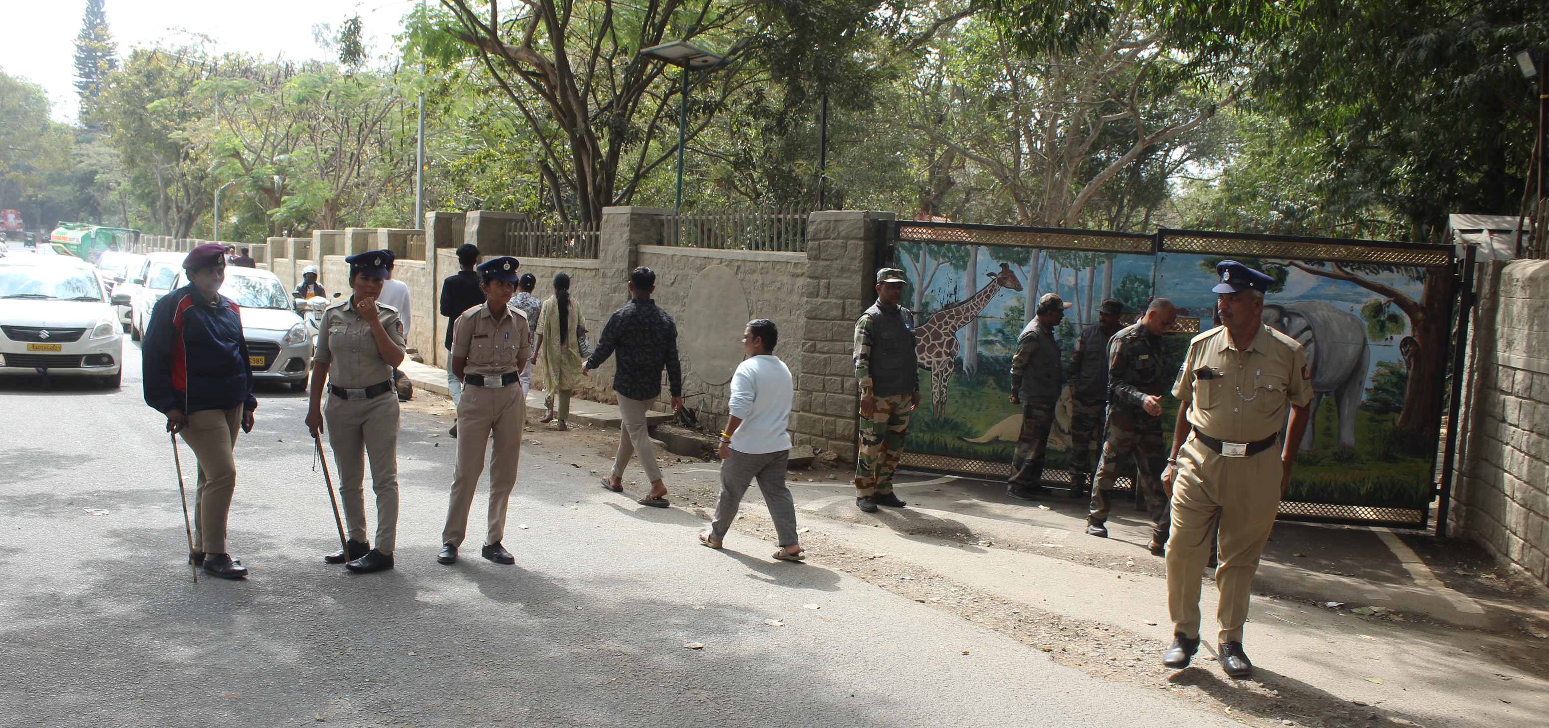 ಪ್ರತಿಭಟನೆ ಹಿನ್ನೆಲೆಯಲ್ಲಿ ಬನ್ನೇರುಘಟ್ಟ ಉದ್ಯಾನದ ಮುಂಭಾಗ ಬಿಗಿ ಪೊಲೀಸ್‌ ಬಂದೋಬಸ್ತ್‌ ಏರ್ಪಡಿಸಲಾಗಿತ್ತು