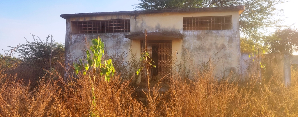 ಬಸ್ ನಿಲ್ದಾಣದ ಆವರಣದಲ್ಲಿರುವ ಶೌಚಾಲಯದ ಸುತ್ತಲೂ ಗಿಡ-ಗಂಟಿಗಳು ಬೆಳೆದಿರುವುದು