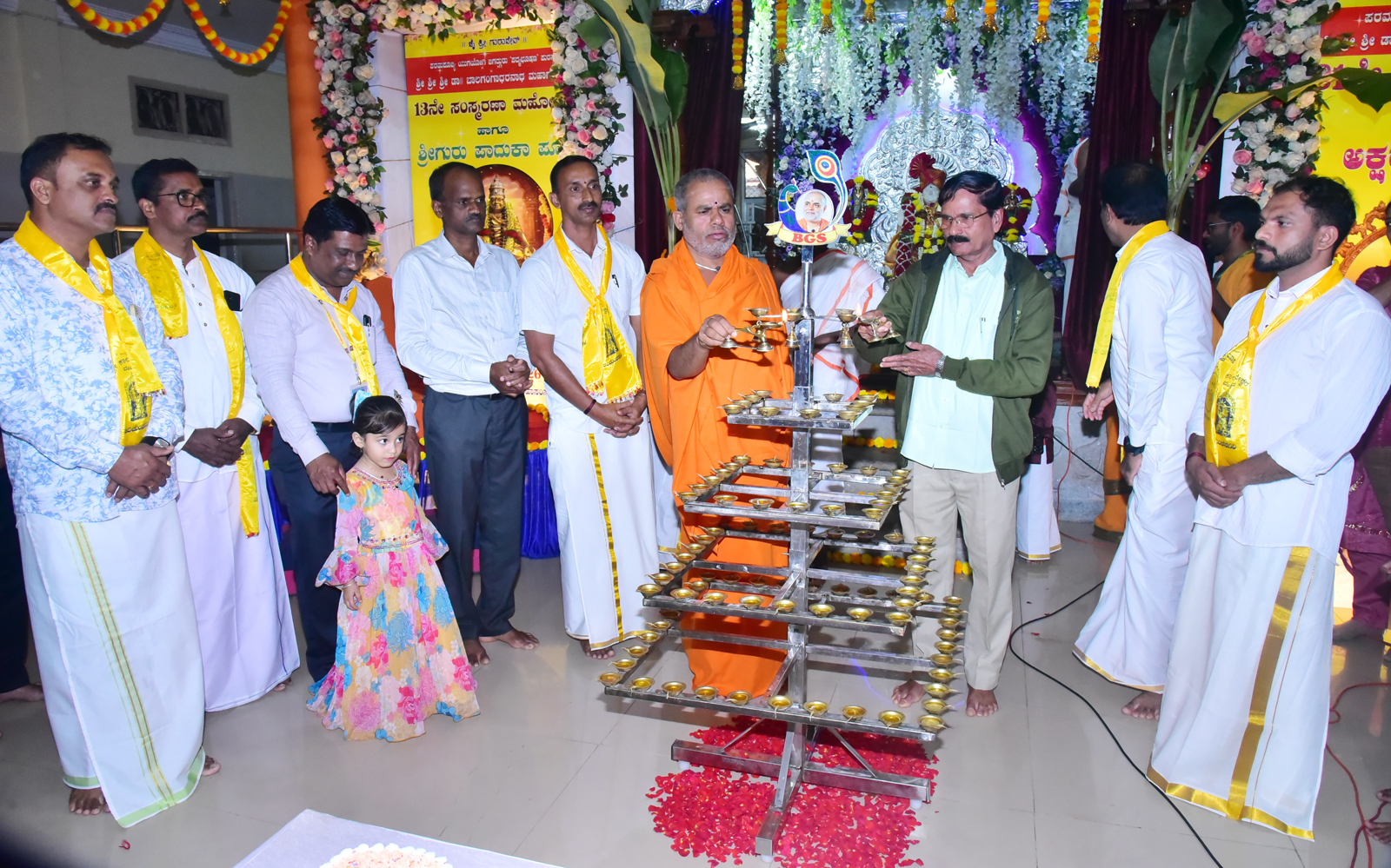 ಶೃಂಗೇರಿ ಆದಿಚುಂಚನಗಿರಿಯ ಮಠದ ಸಭಾಂಗಣದಲ್ಲಿ ಬಾಲಗಂಗಾಧರನಾಥ ಸ್ವಾಮೀಜಿ 81ನೇ ಆರಾಧನೆ ಮತ್ತು ಜಯಂತ್ಯುತ್ಸವದ ಪ್ರಯುಕ್ತ ಅಕ್ಷರ ಸಂತ ದಿನ ಕಾರ್ಯಕ್ರಮವನ್ನು ಮಠದ ಗುರುಗಳಾದ ಗುಣನಾಥ ಸ್ವಾಮೀಜಿಯವರು ಉದ್ಘಾಟಿಸಿದರು